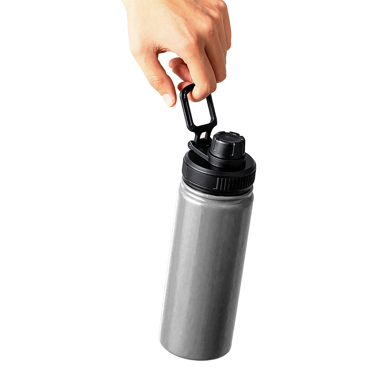 Una mano sujeta una botella de agua gris por su asa y tapa negras.
