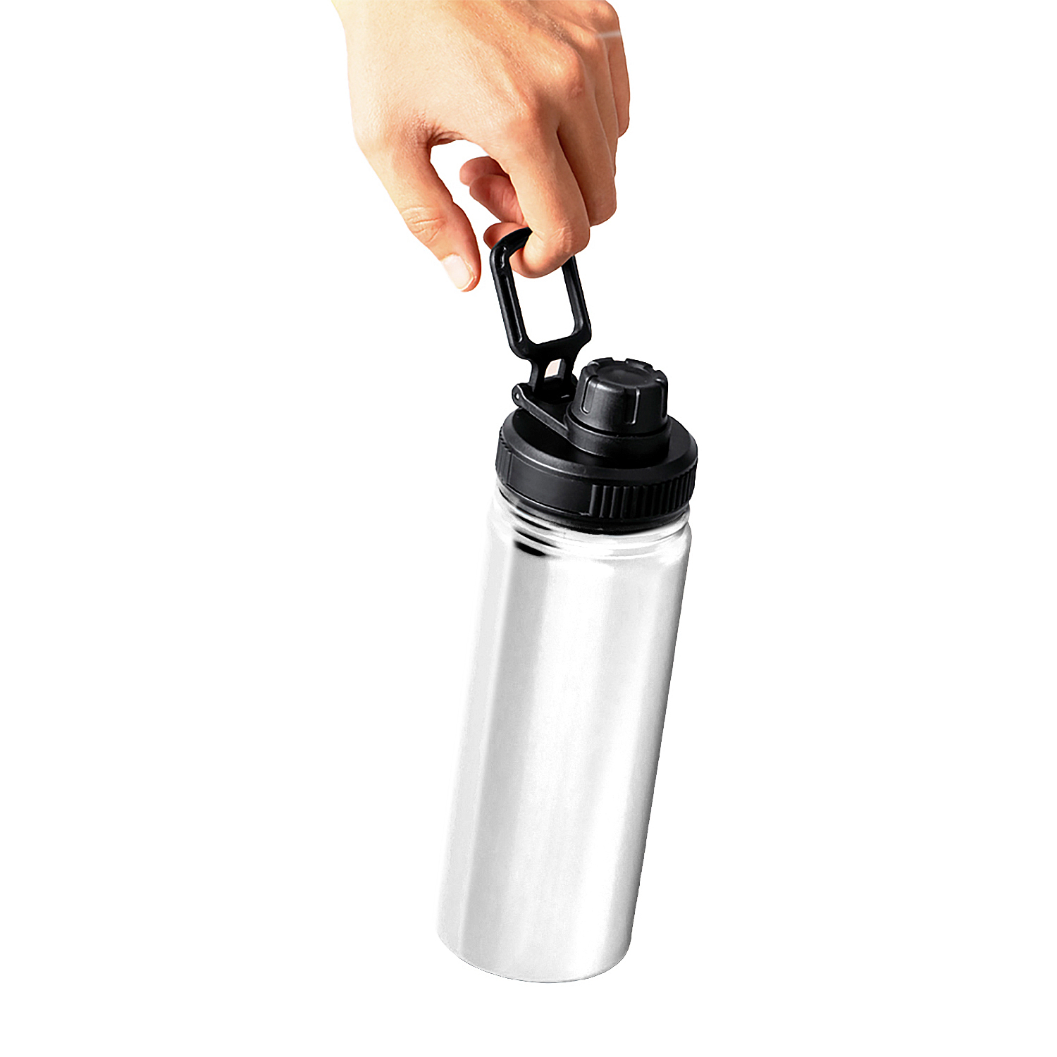 Una mano sostiene una botella de agua plateada con tapa negra y asa.