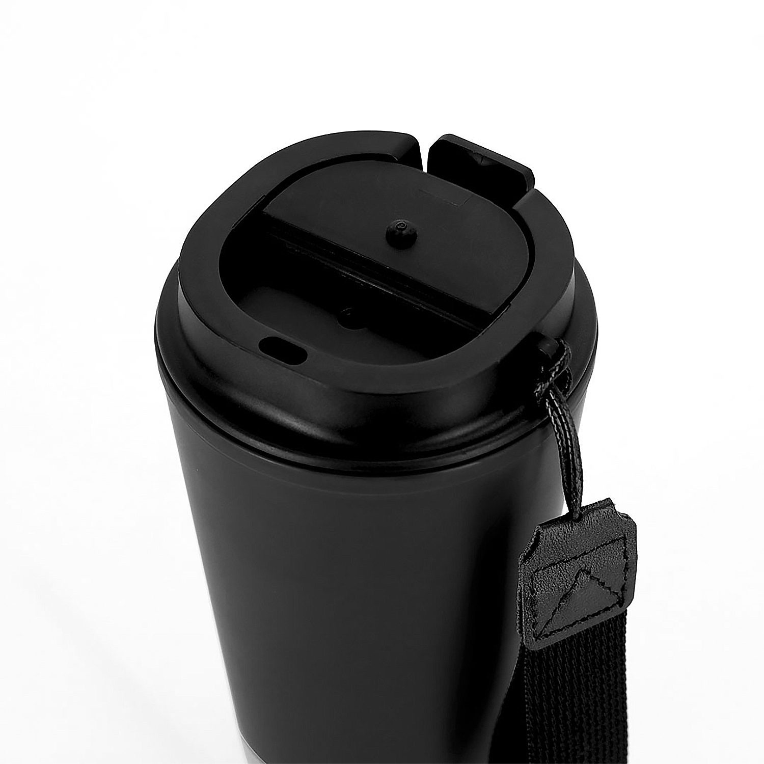 Tazza da viaggio nera con coperchio a scatto e cinghia.