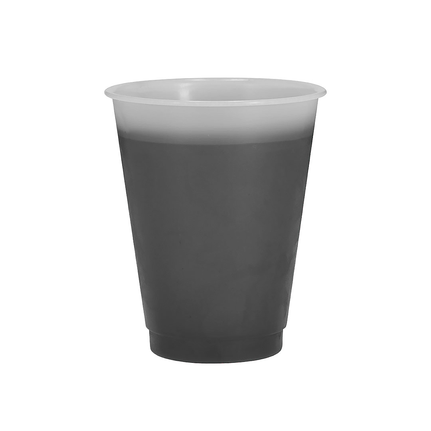 Un bicchiere trasparente con contenuto scuro e bordo bianco.