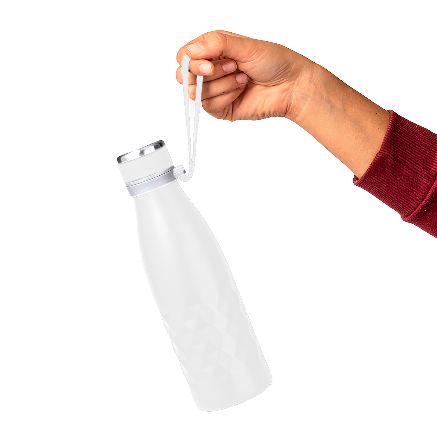 Una mano sostiene una botella blanca texturizada con correa blanca.