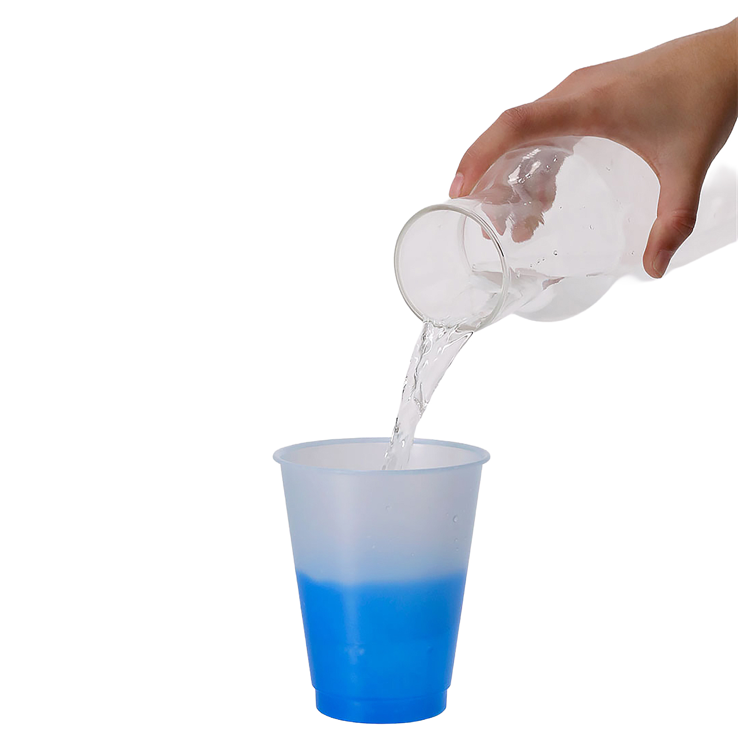 Una jarra vierte agua en una taza azul y blanca.