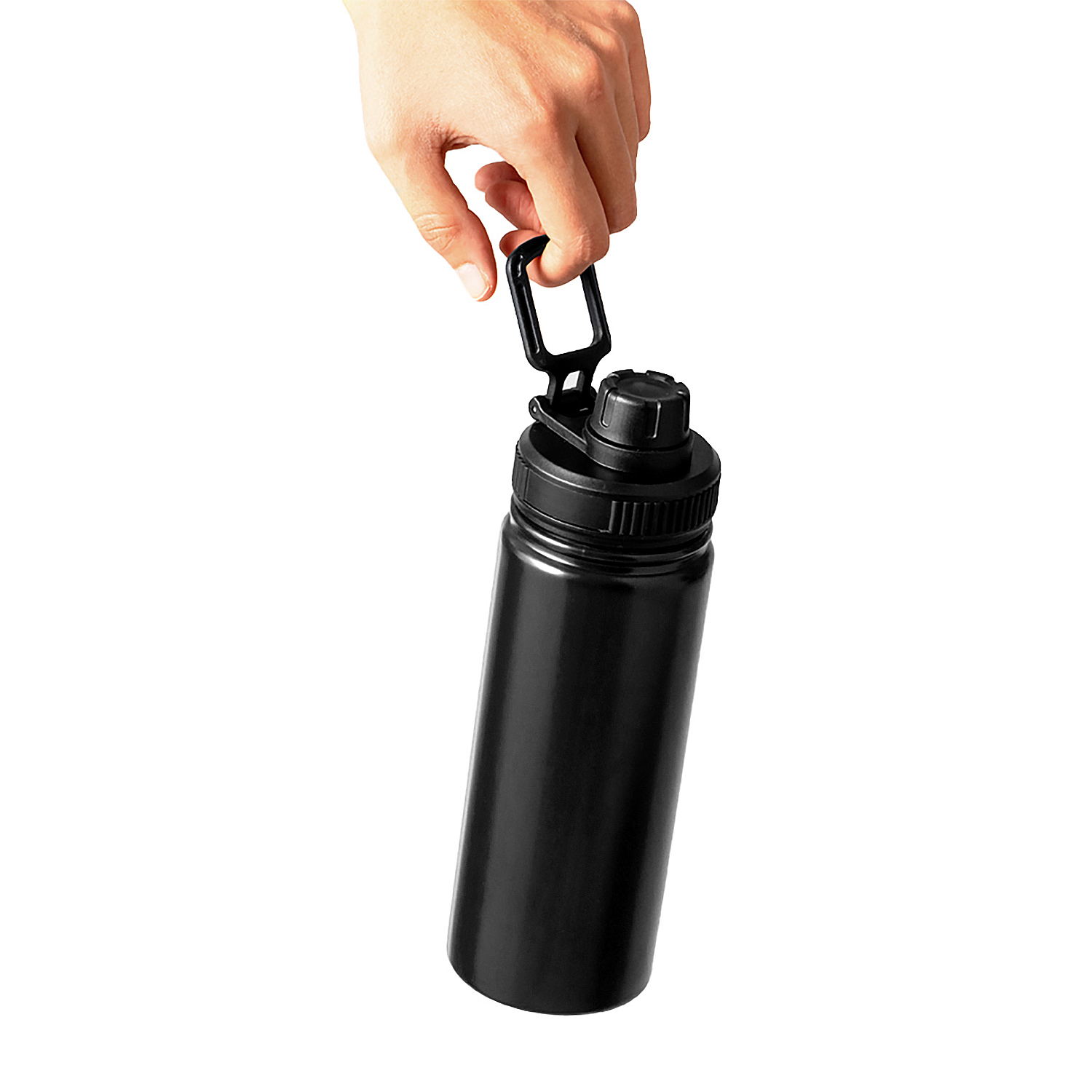 Una mano sostiene una botella de agua negra por su asa, sobre fondo blanco.