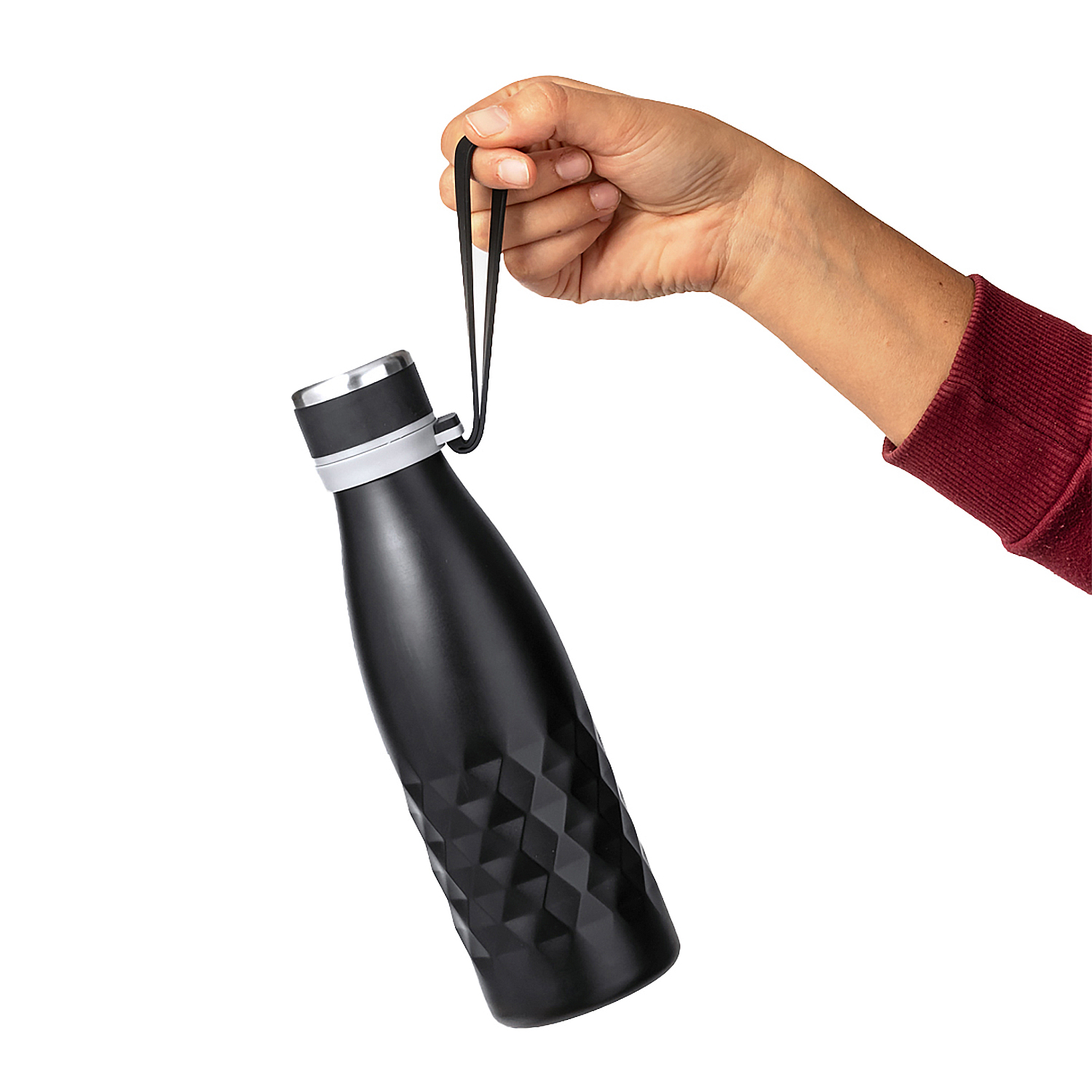 Una mano sujeta una botella de agua negra y texturizada por su correa.