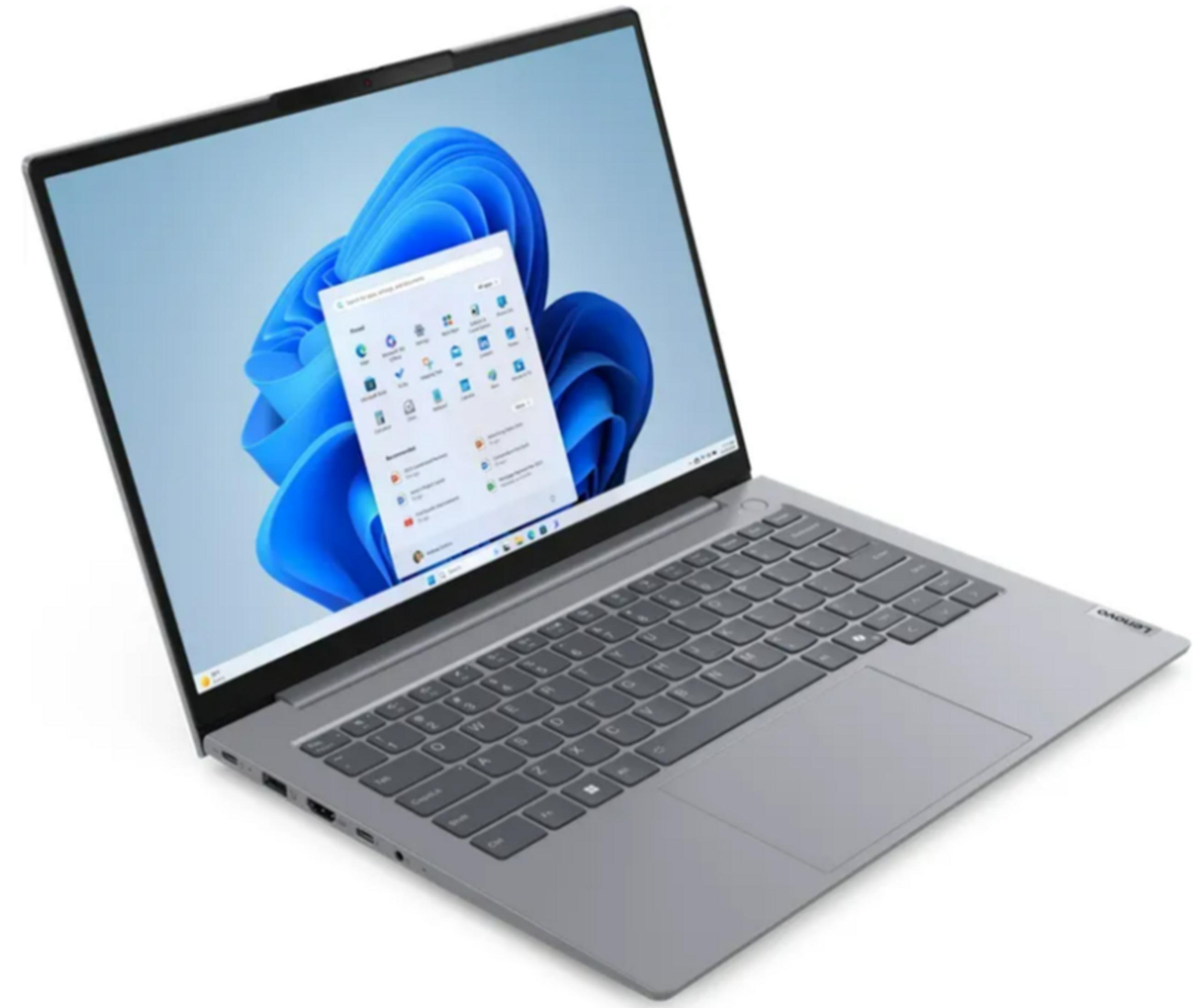 Ein silberner Laptop mit geöffnetem Bildschirm, der das Windows 11-Startmenü zeigt.
