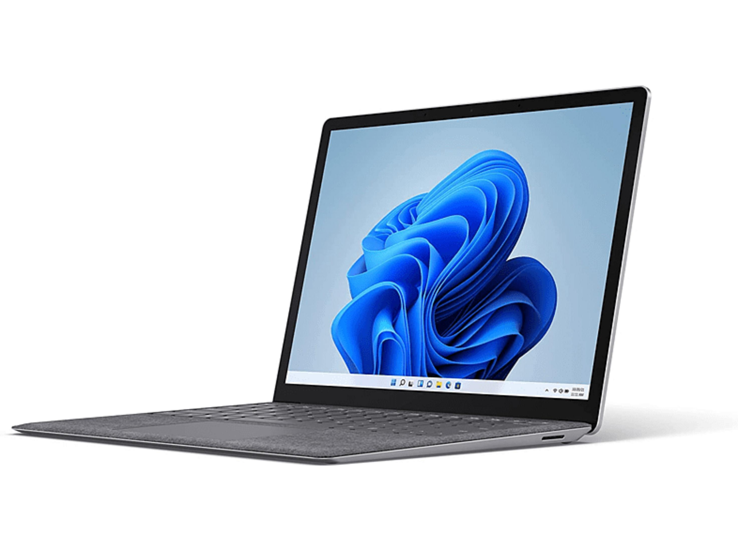 Ein graues Laptop mit blauem Hintergrundbild und Windows 11 Taskleiste.