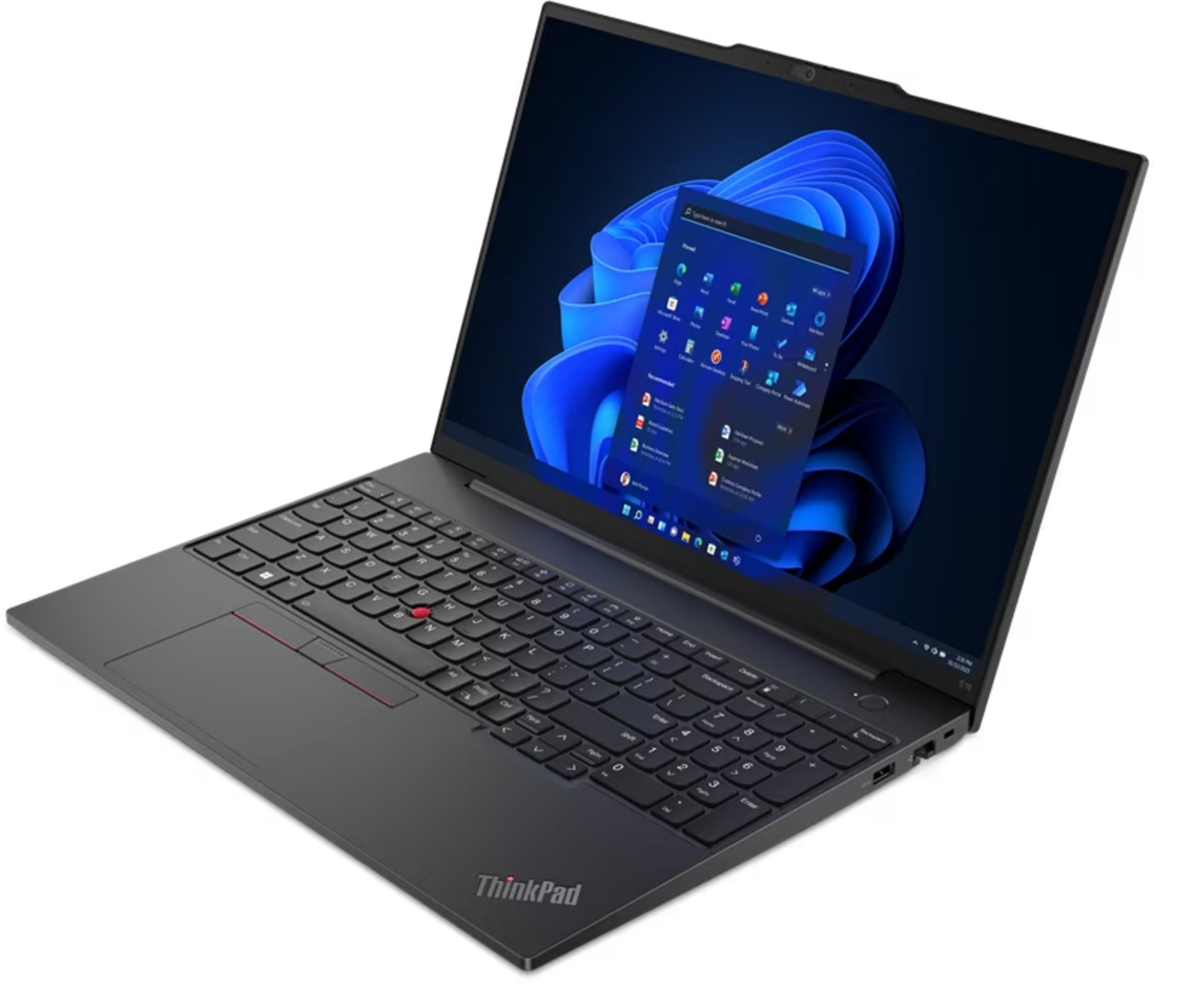 Ein schwarzes ThinkPad-Laptop mit geöffnetem Bildschirm, das Windows 11 anzeigt.