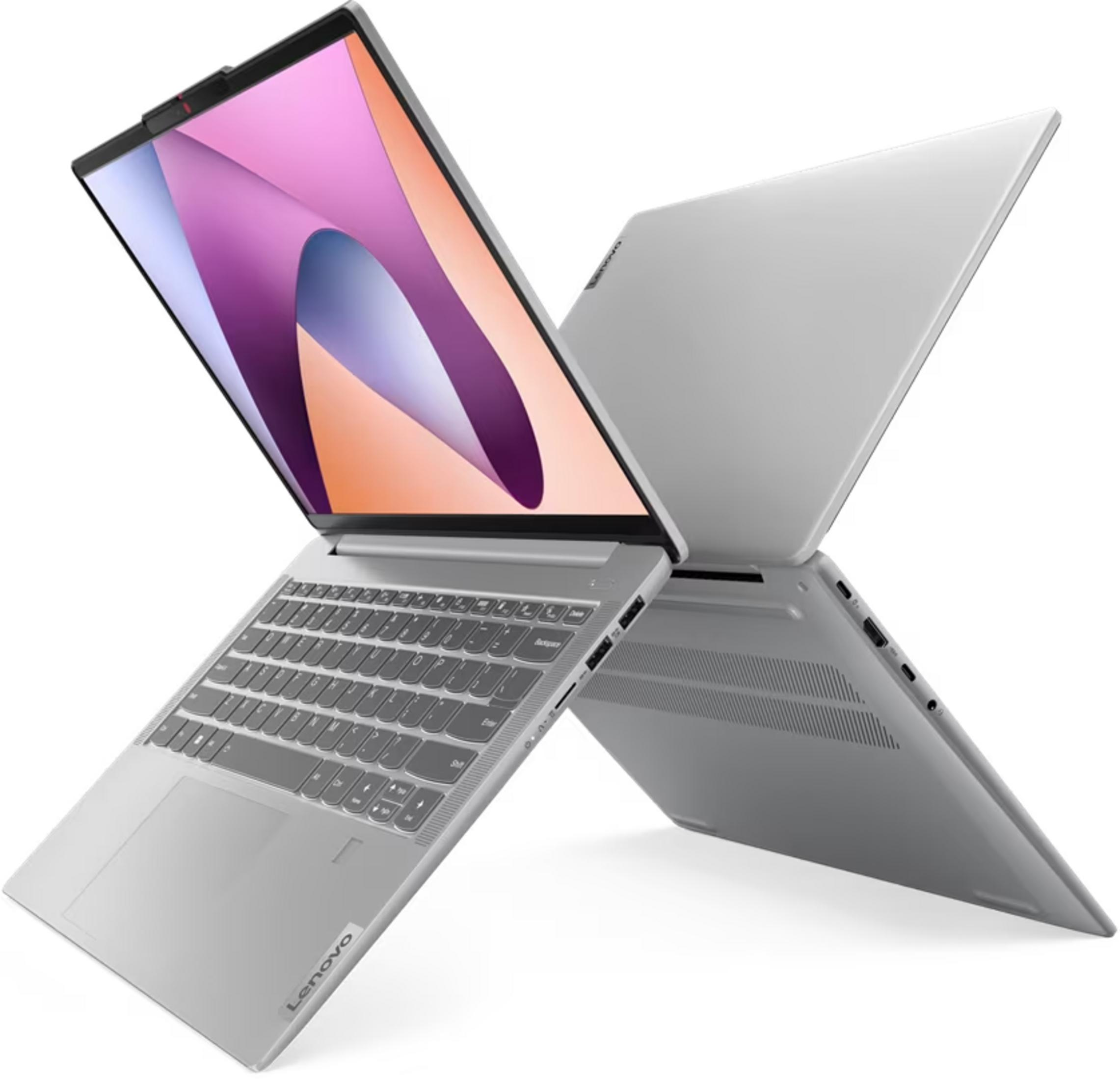 Ein silberner Laptop mit offenem Deckel, Tastatur und Anschlüssen sichtbar.