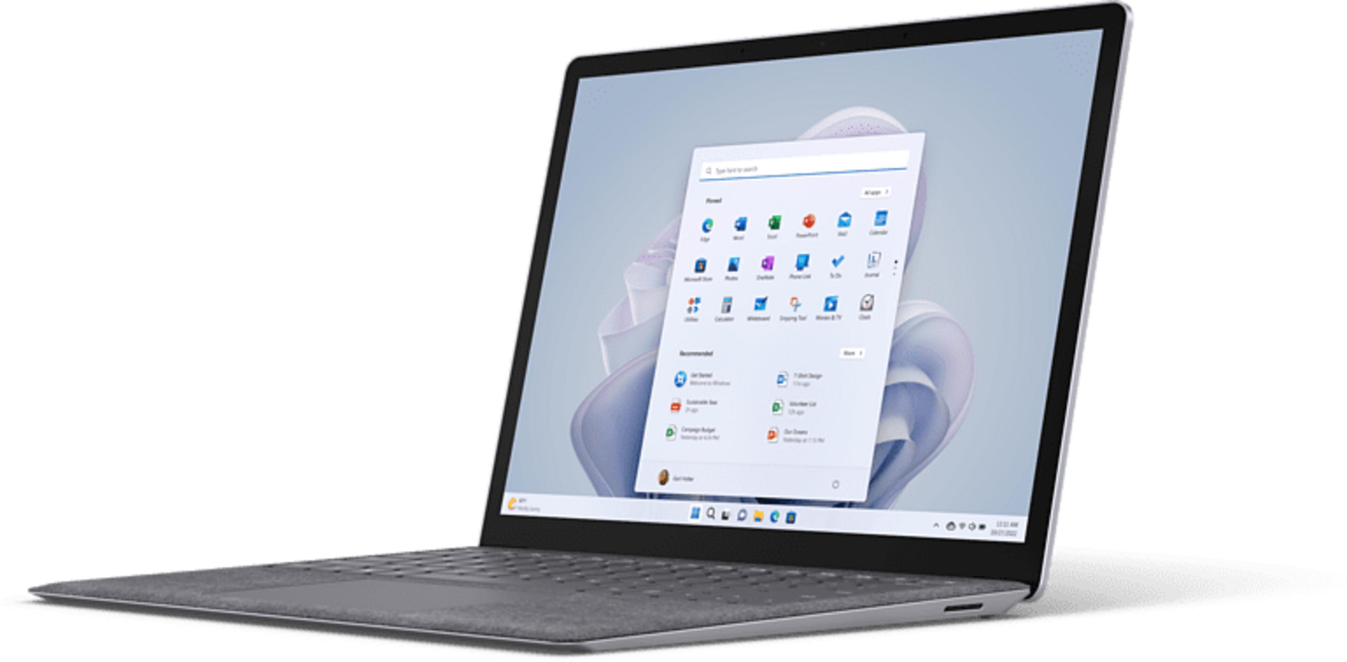 Ein graues Laptop mit geöffnetem Bildschirm, der das Windows 11 Startmenü zeigt.