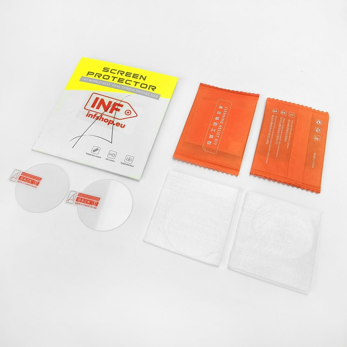 Un set di protezioni per schermo con salviette detergenti e adesivi su sfondo bianco.