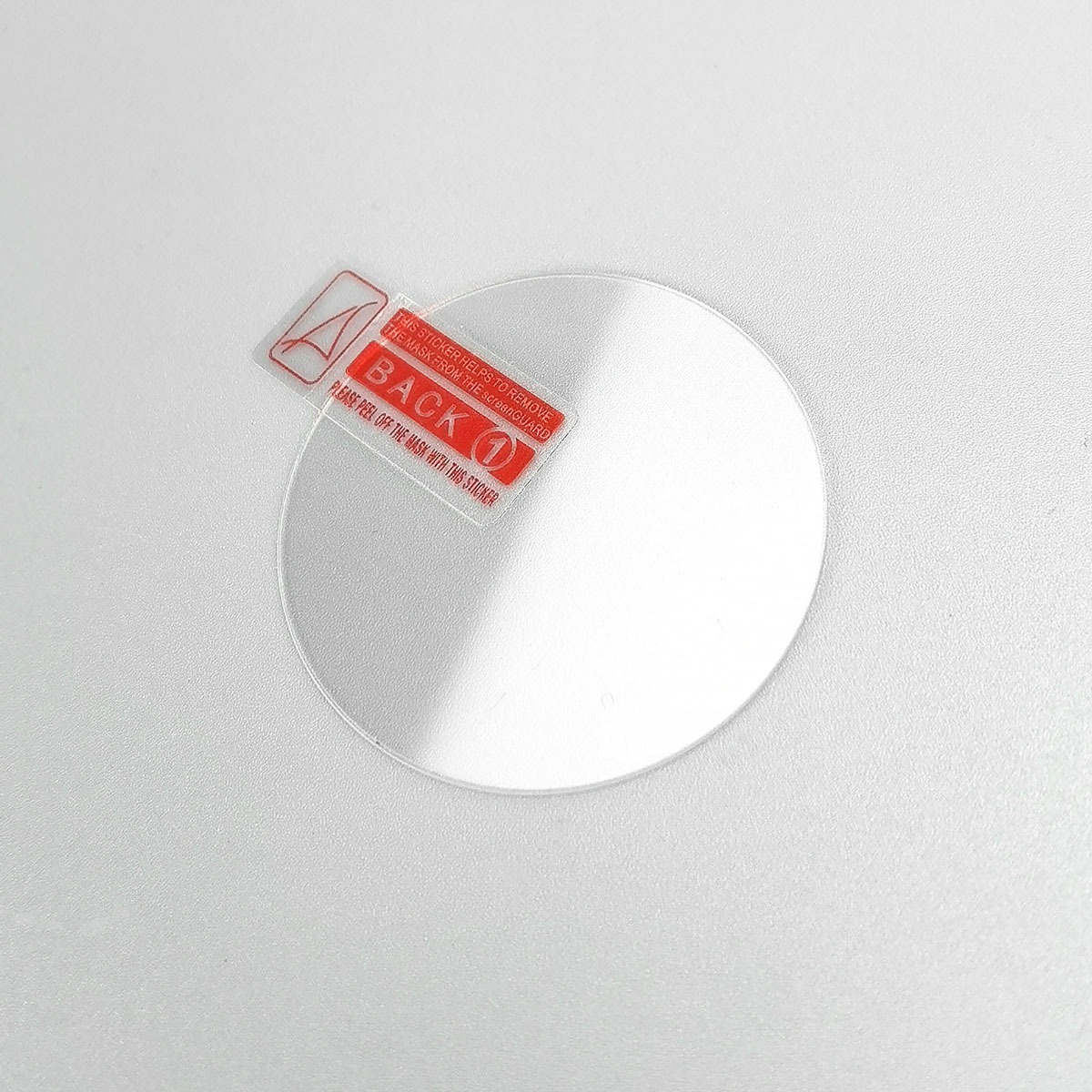 Un proteggi schermo rotondo con adesivo rosso "Back 1".