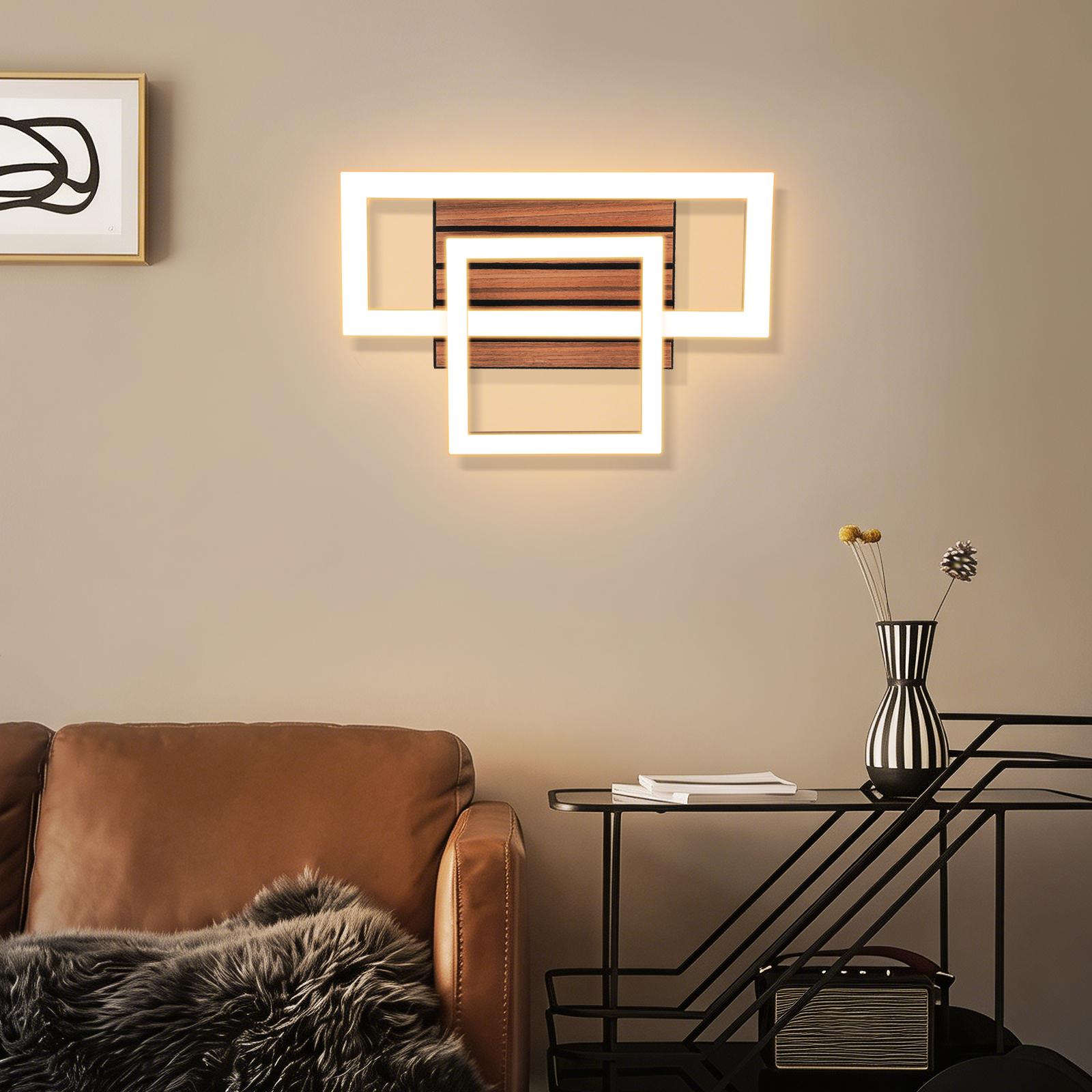 Moderne Wandleuchte aus Holz und Weiß mit quadratischen Rahmen.