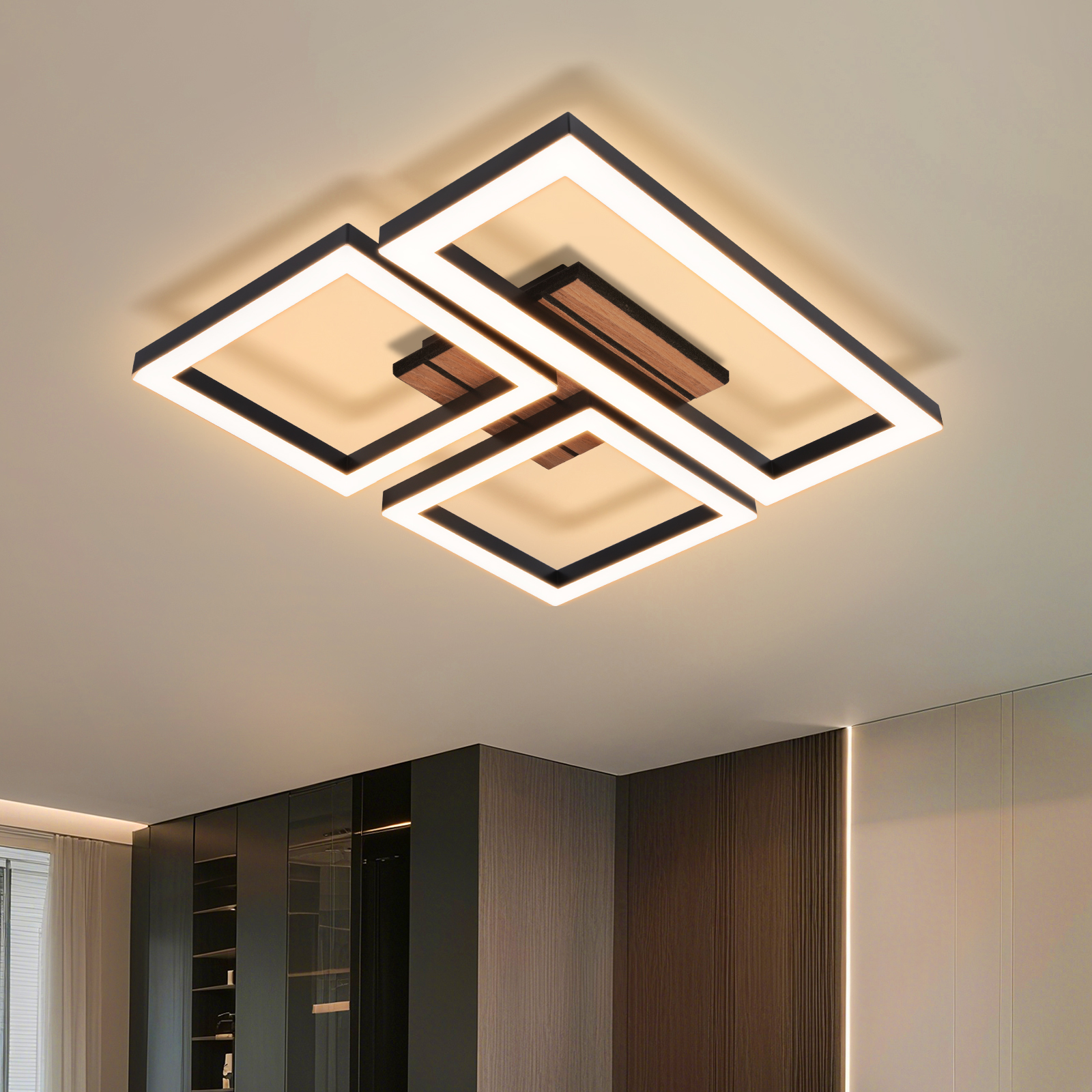 Moderne Deckenleuchte mit schwarzen und Holzrahmen, beleuchtet.