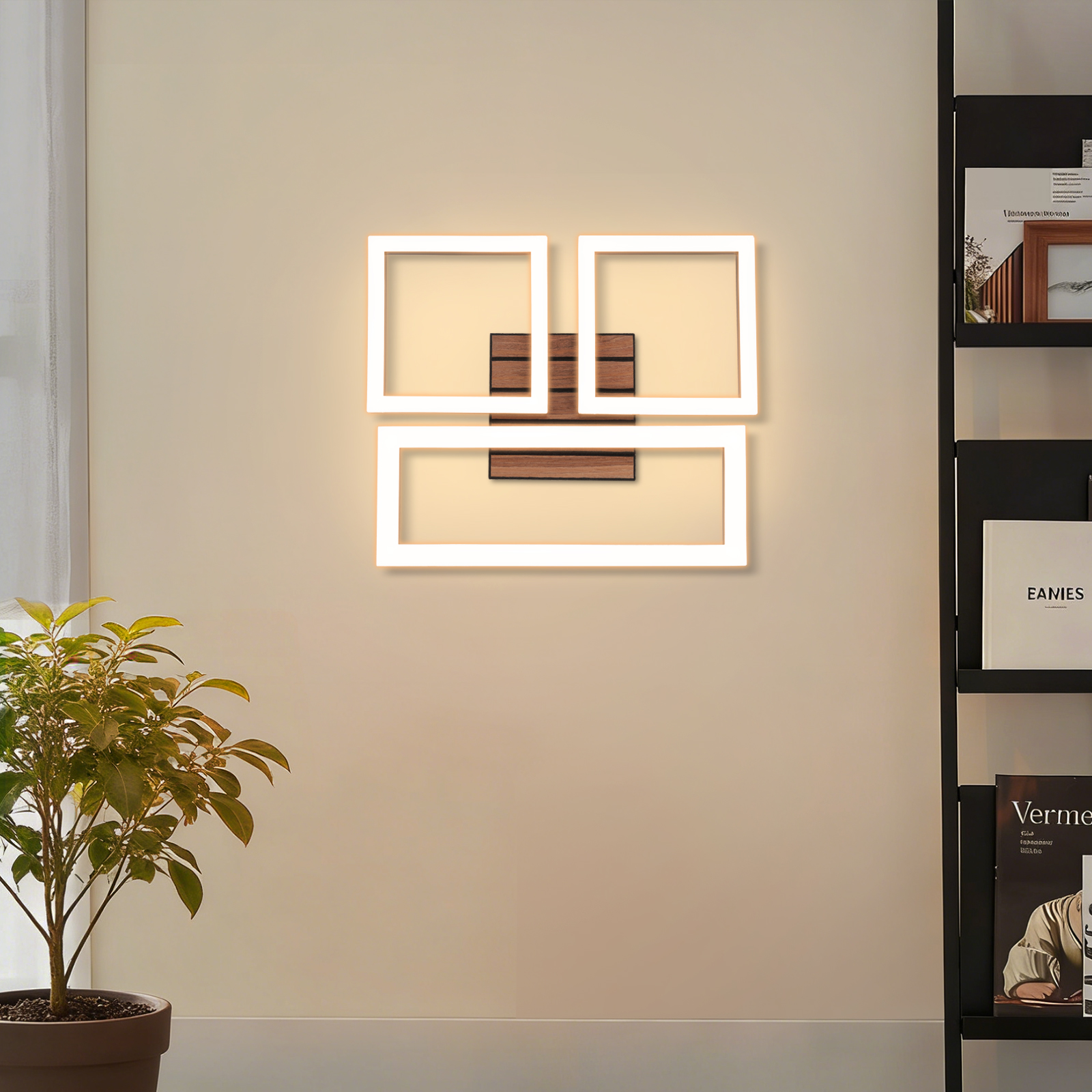 Ein moderner Wandleuchter mit Holzdetails und drei weißen Quadraten auf einer cremefarbenen Wand.