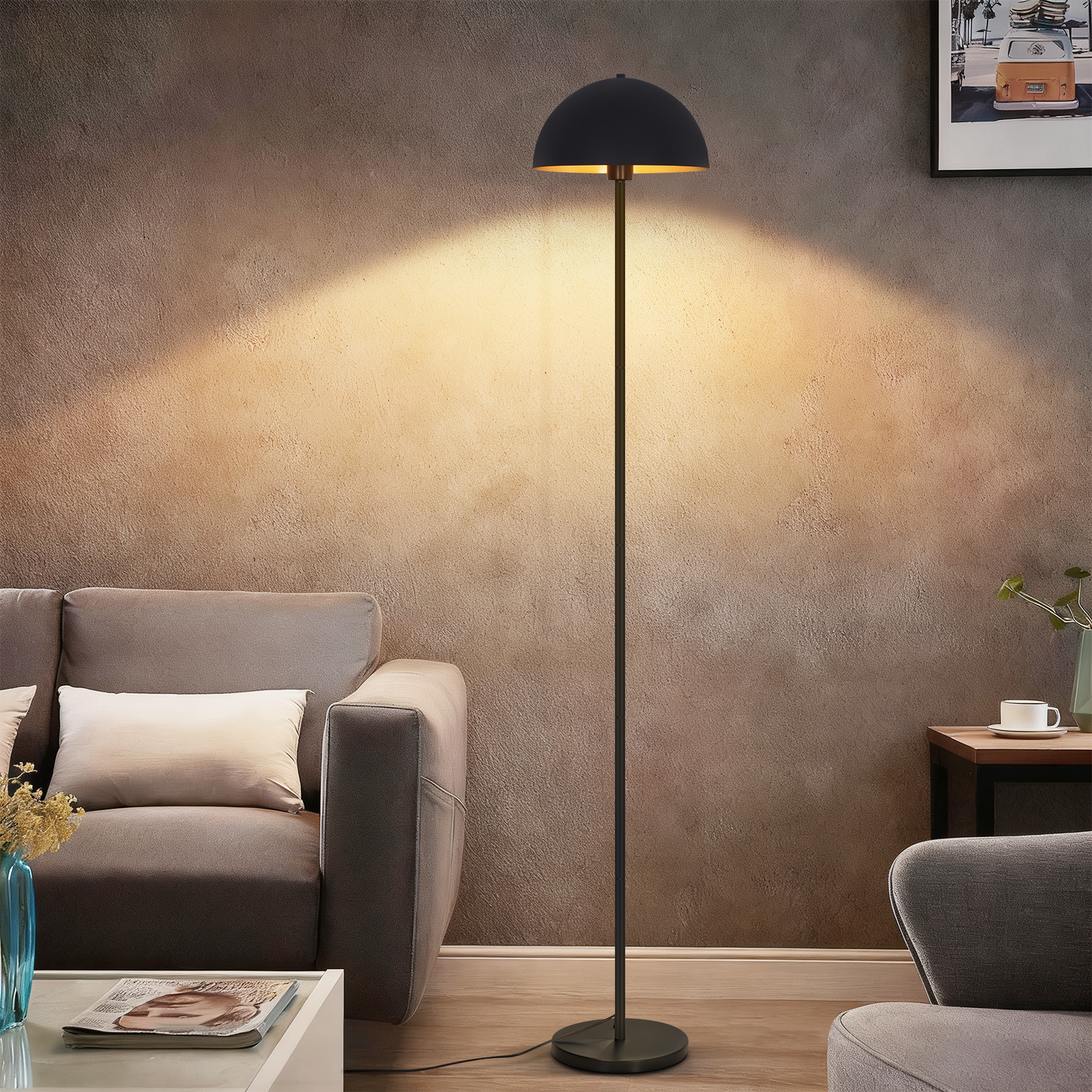 Una lámpara de pie negra moderna ilumina una pared junto a un sofá.