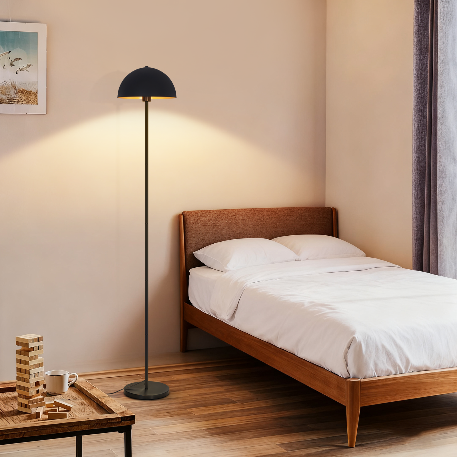 Un dormitorio con cama, mesita de noche y lámpara de pie.