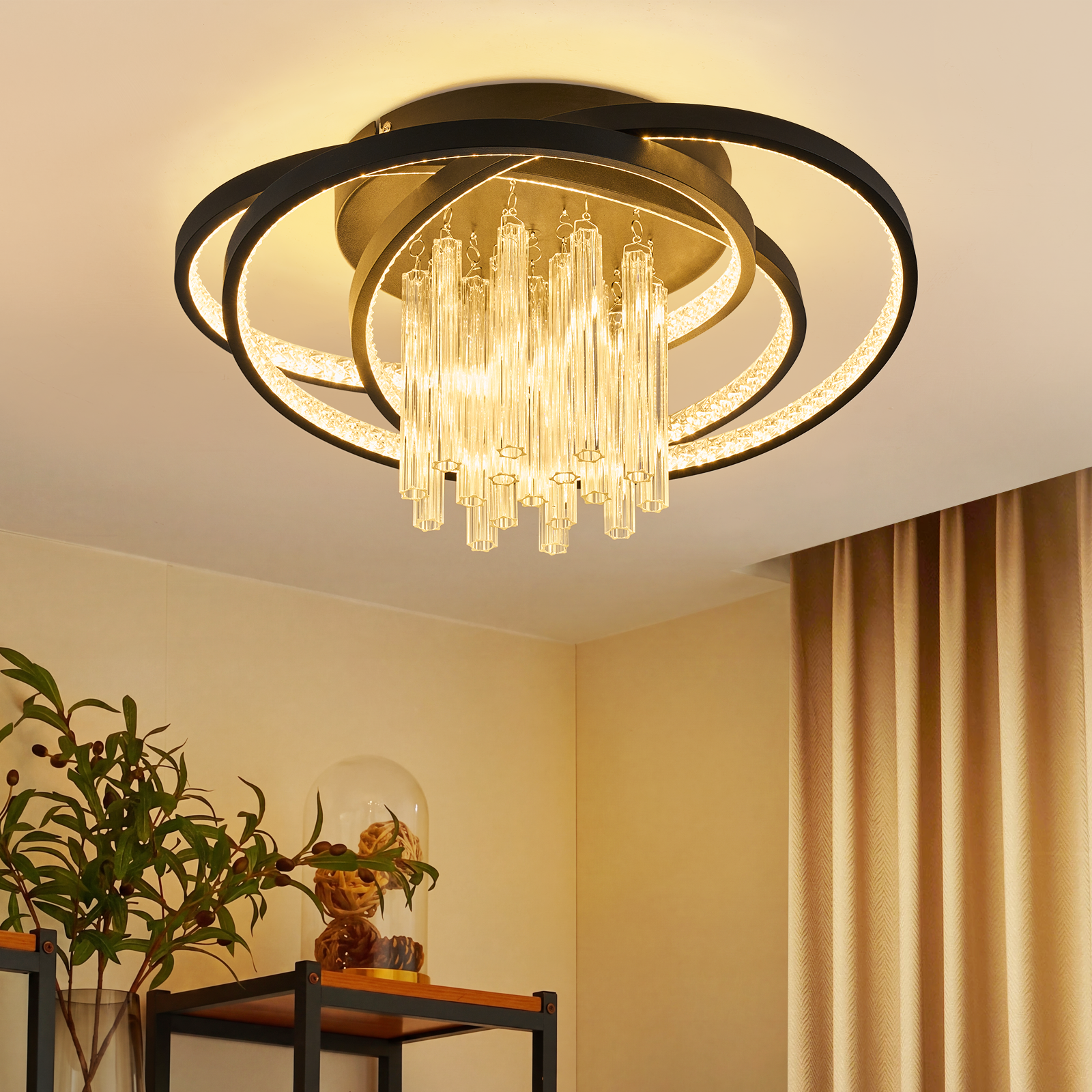 Eine moderne Deckenleuchte mit Glaszylindern und Ringen im Wohnzimmer.