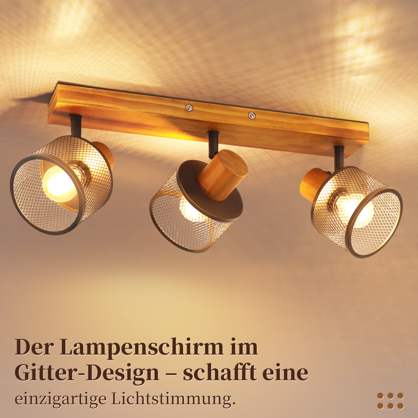 Deckenleuchte mit Holzbalken und drei Gitterschirmen, die warmes Licht ausstrahlen.