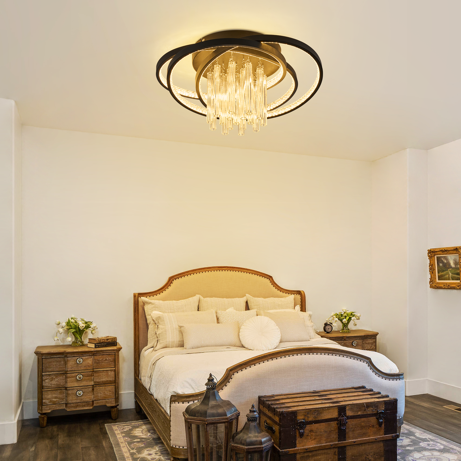 Ein Schlafzimmer mit einem Bett, Nachttischen, einem Kronleuchter und Dekoration.