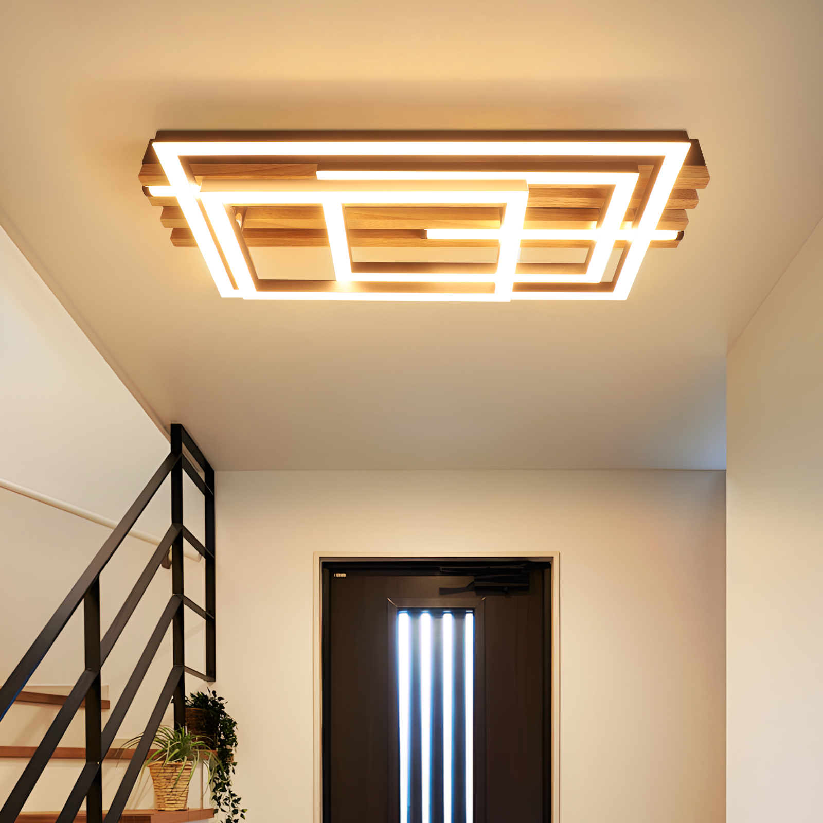 Moderne Deckenleuchte mit Holzrahmen und LED-Streifen über einer Tür.