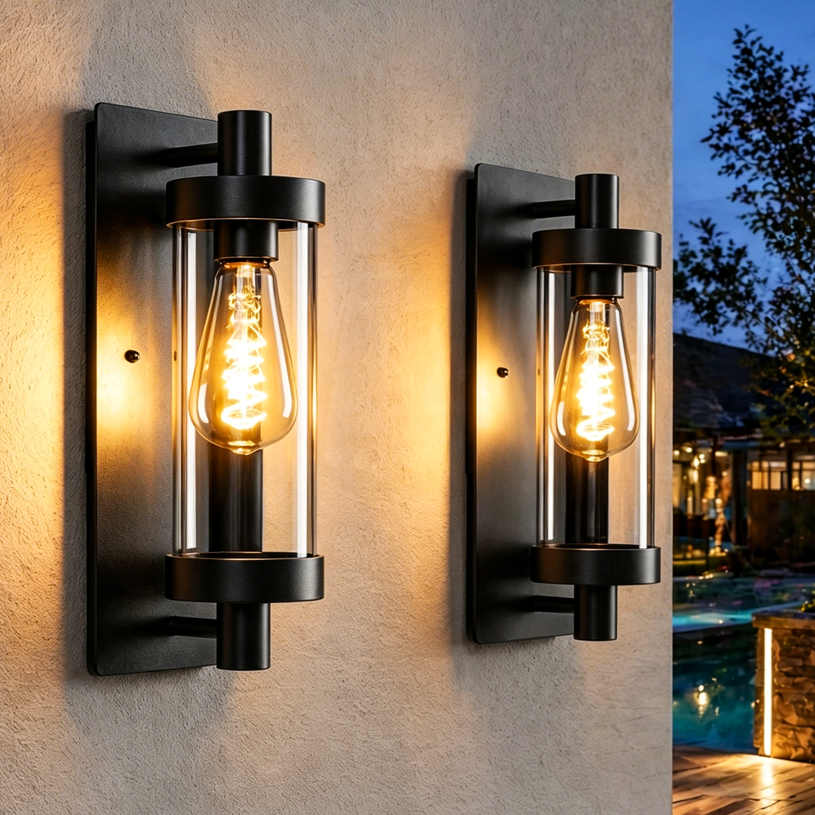 Zwei schwarze Wandleuchten mit Glaszylindern und Edison-Glühbirnen beleuchten eine Wand.