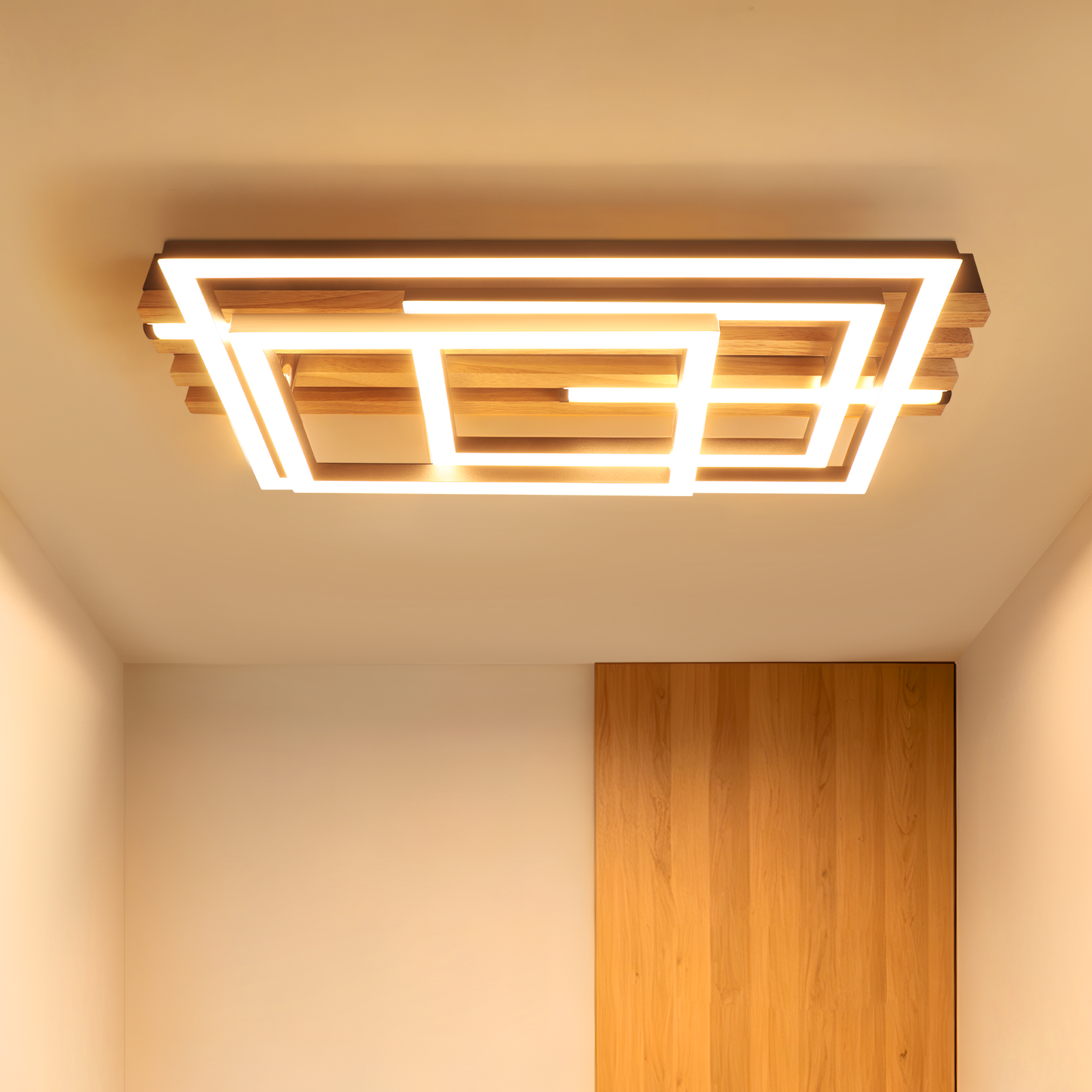 Moderne Deckenleuchte aus Holz und Lichtstreifen in geometrischem Design.