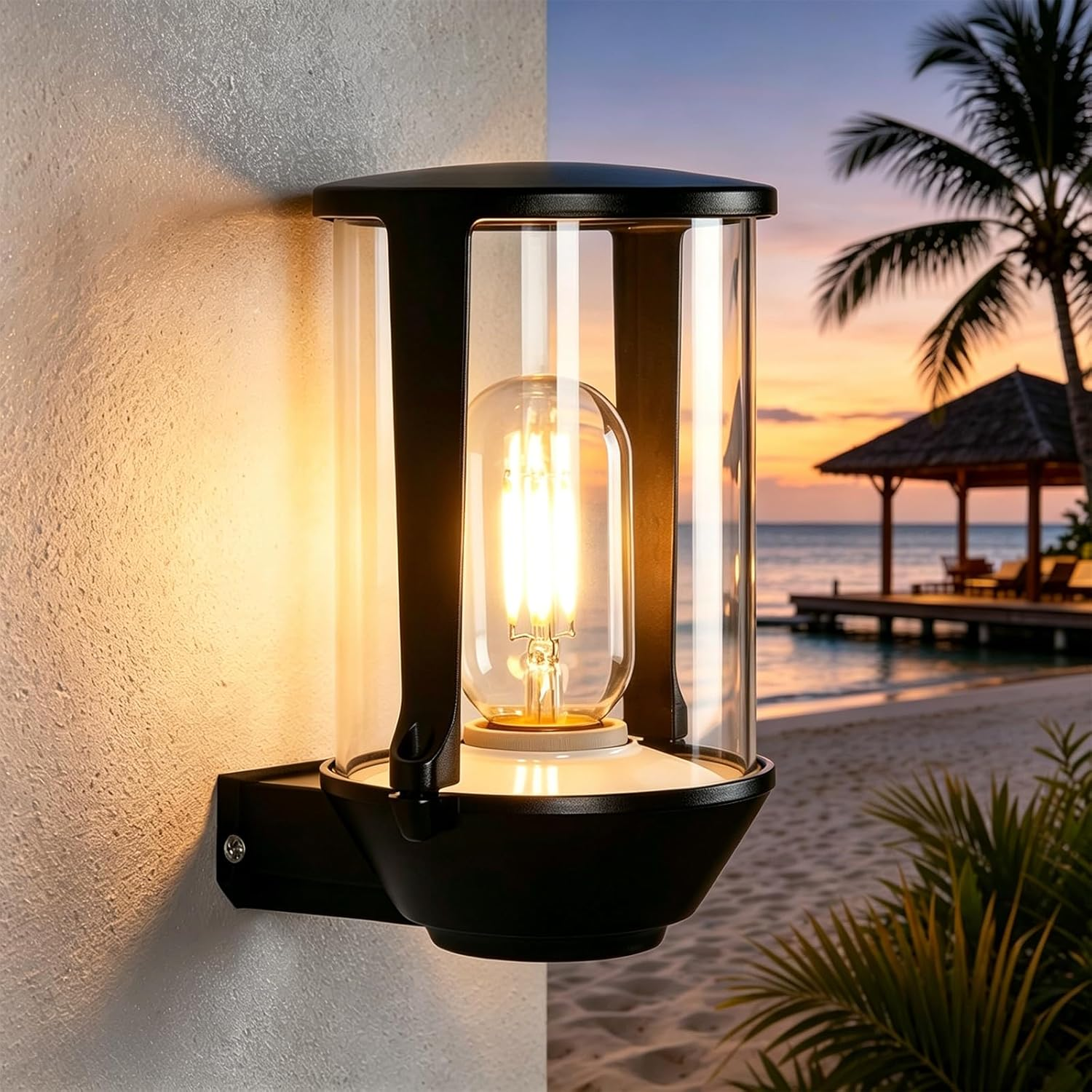 Moderne Wandlampe mit Glühbirne an einer Wand, im Hintergrund Strand und Palmen.