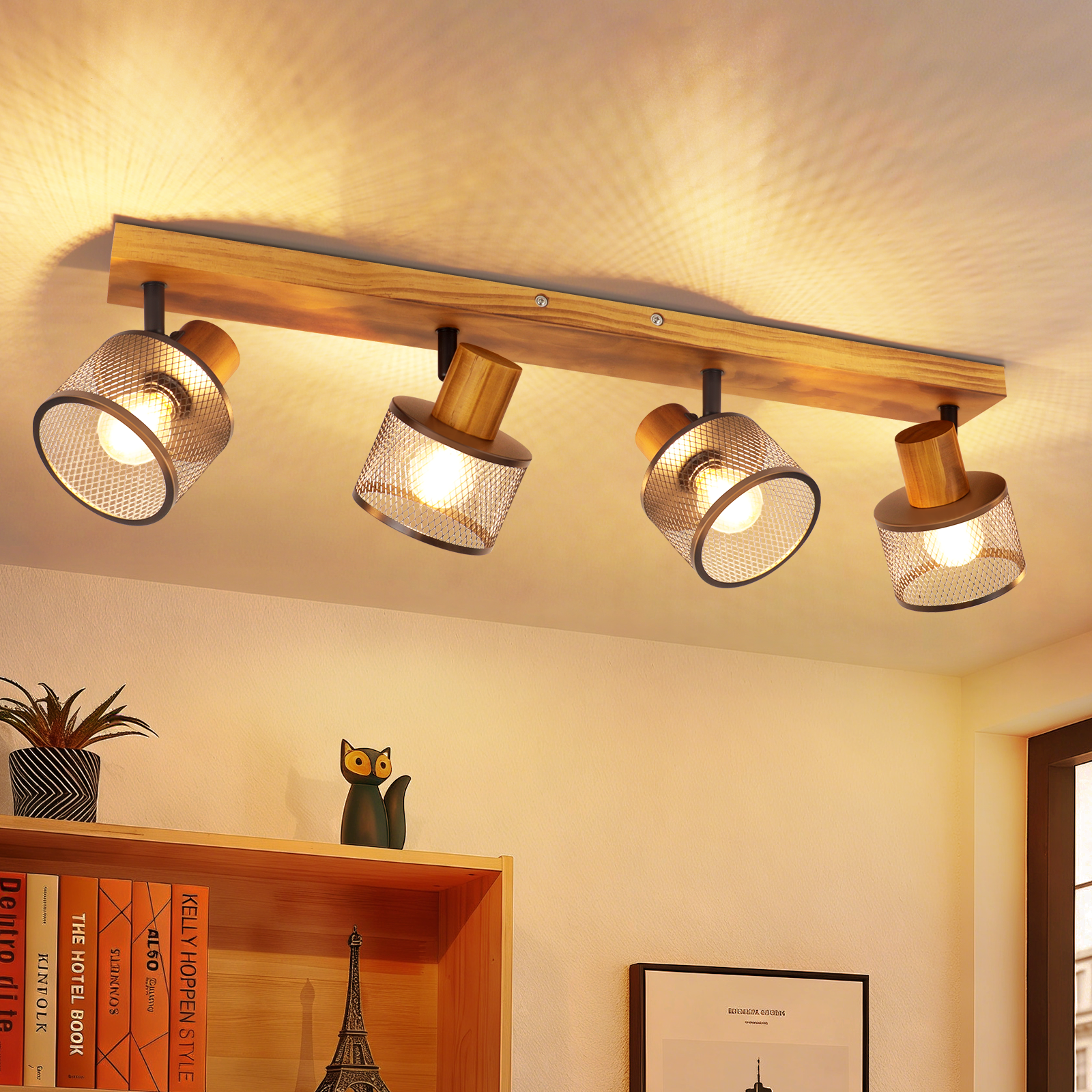 Lampa sufitowa z drewnianą listwą i czterema regulowanymi metalowymi koszami.