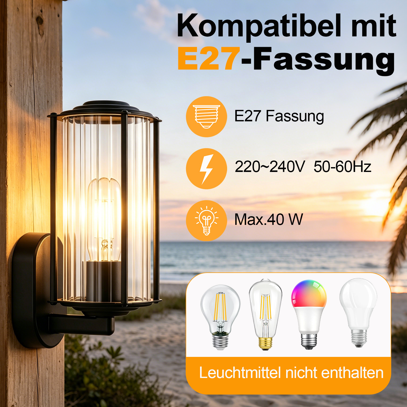 Eine Wandleuchte mit E27-Fassung am Holzpfahl, Strand und Meer im Hintergrund.