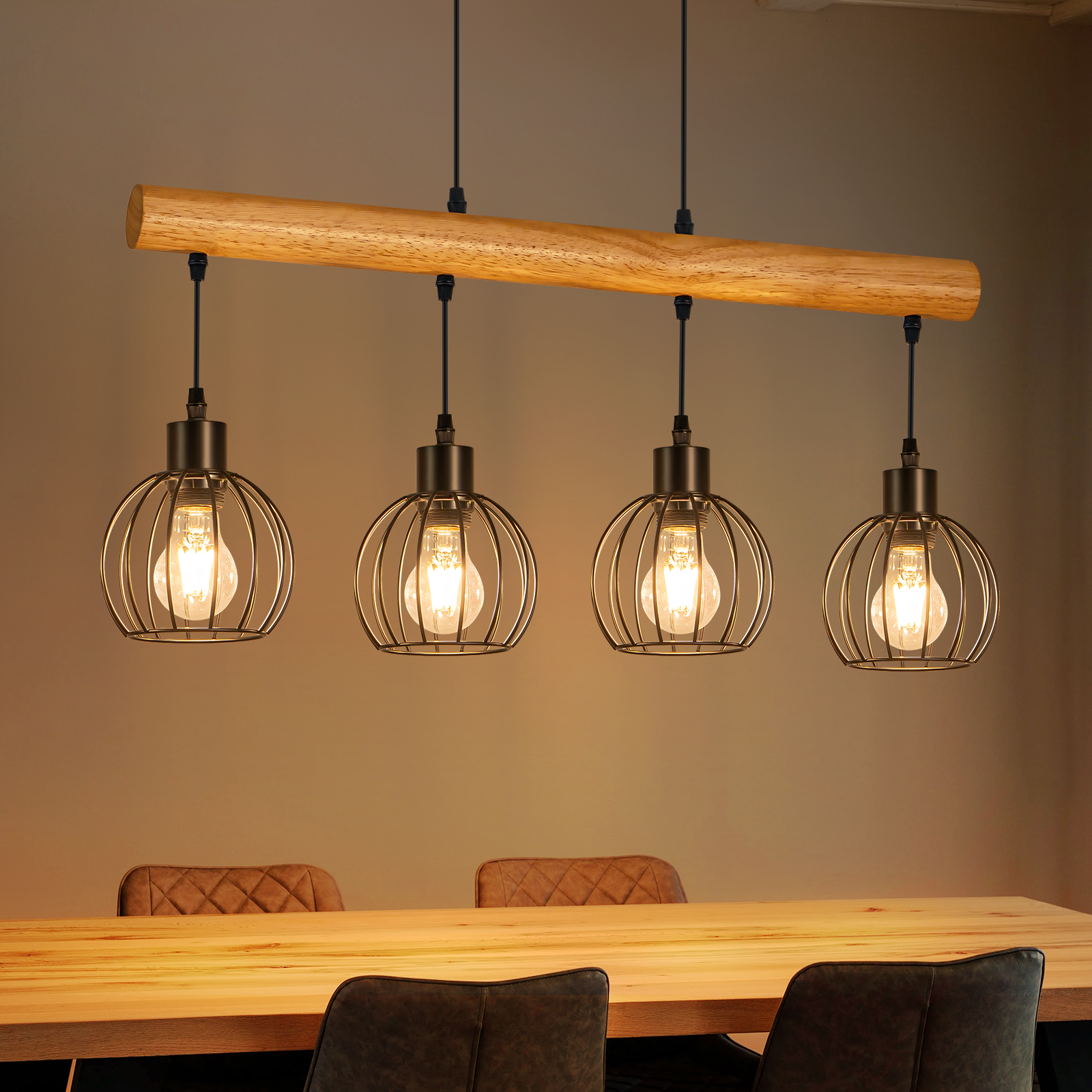 Lampa wisząca z drewnianą belką i czterema kulistymi metalowymi kloszami.