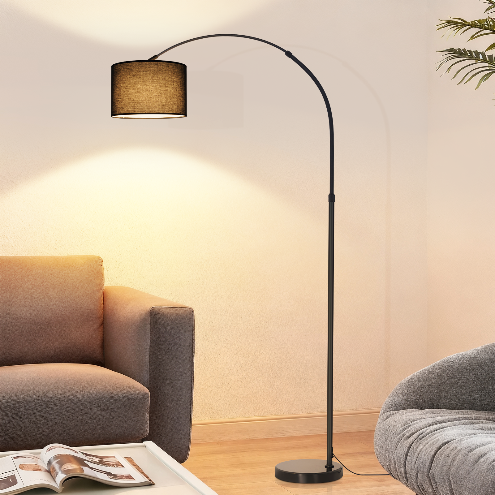 Una moderna pantalla de lámpara de arco de tela ilumina una sala de estar con sofá.