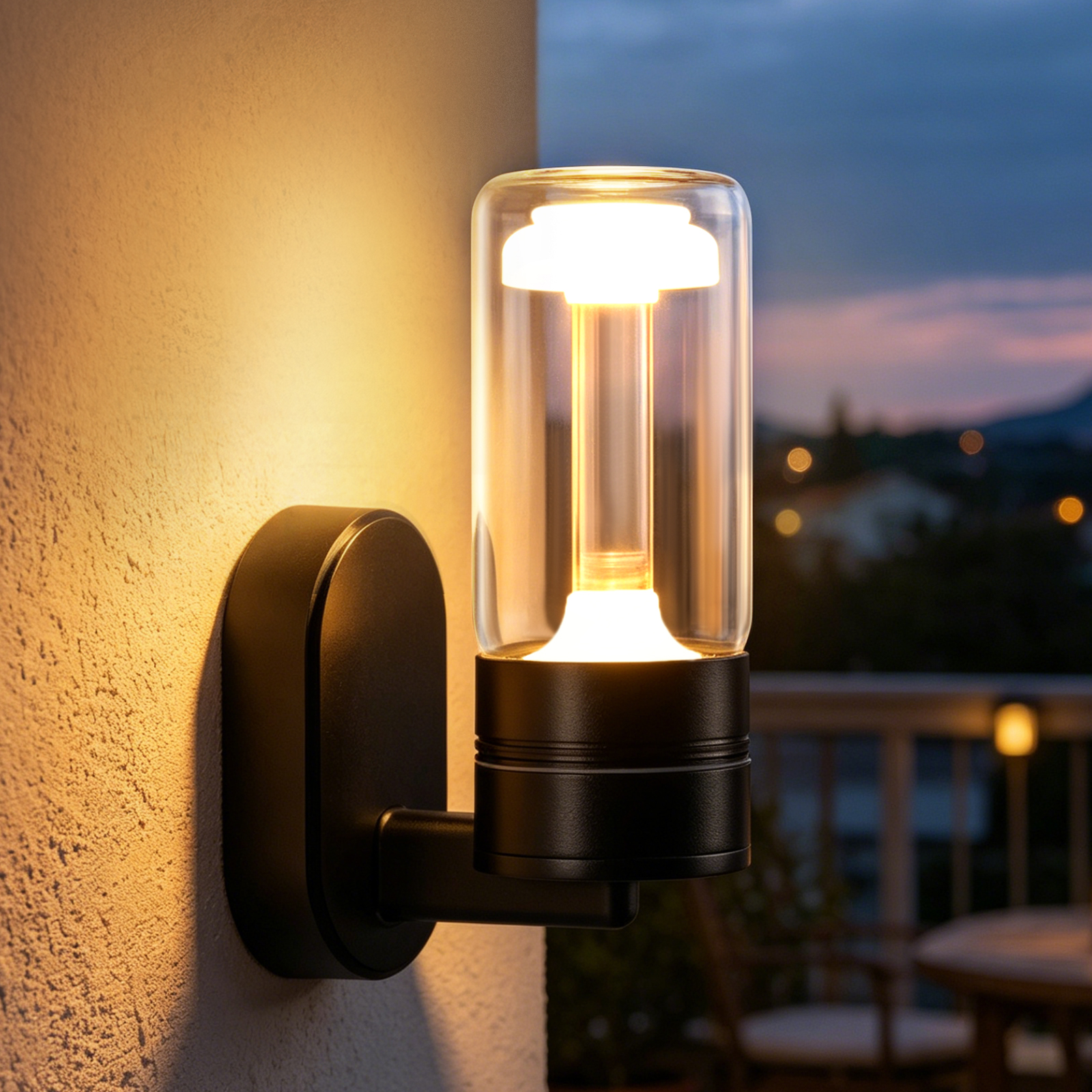 Eine moderne Wandleuchte mit Glaszylinder und warmem Licht leuchtet auf einer strukturierten Wand.