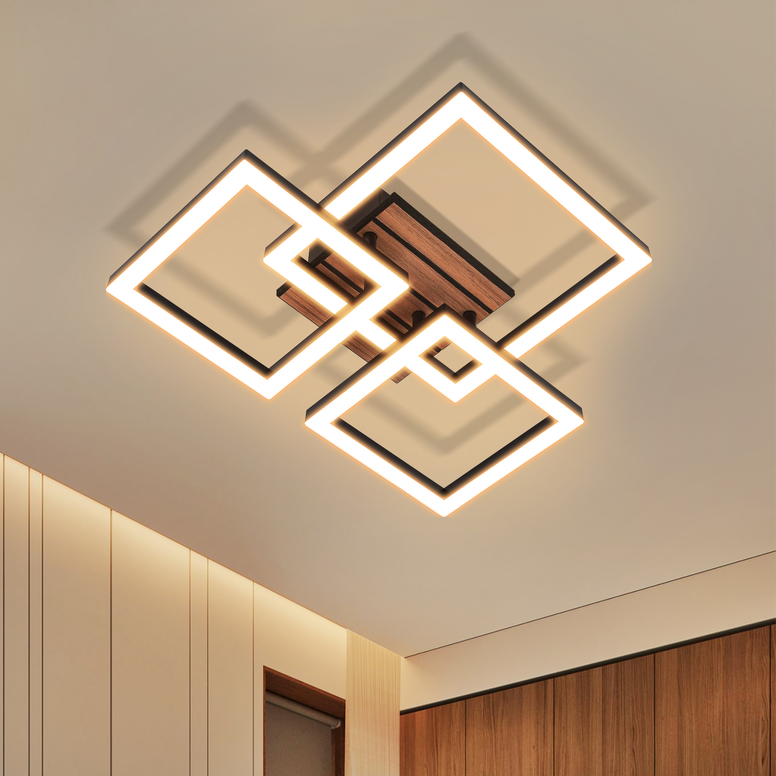 Lampa sufitowa z trzema przeplatającymi się kwadratowymi ramami z drewna i białymi światłami.