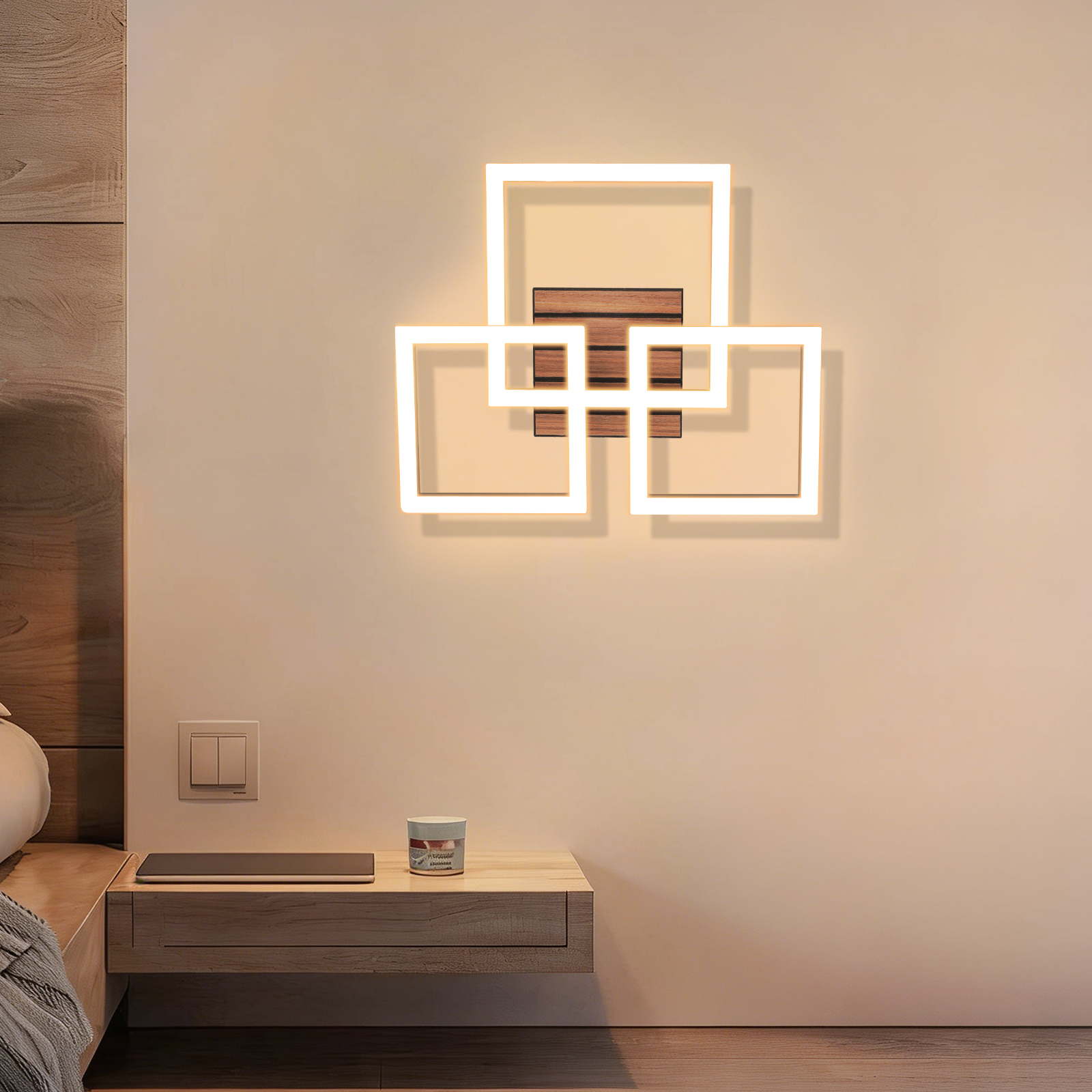 Nowoczesna lampa ścienna z drewnianymi detalami i trzema przeplatającymi się świecącymi kwadratami.