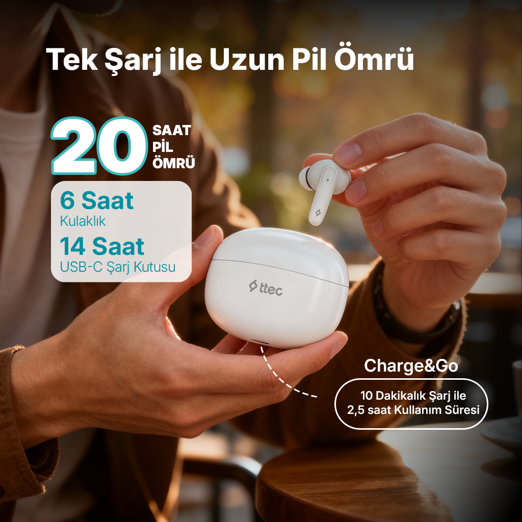 Beyaz TWS kulaklık ve şarj kutusu ellerde, pil ömrü hakkında yazı.