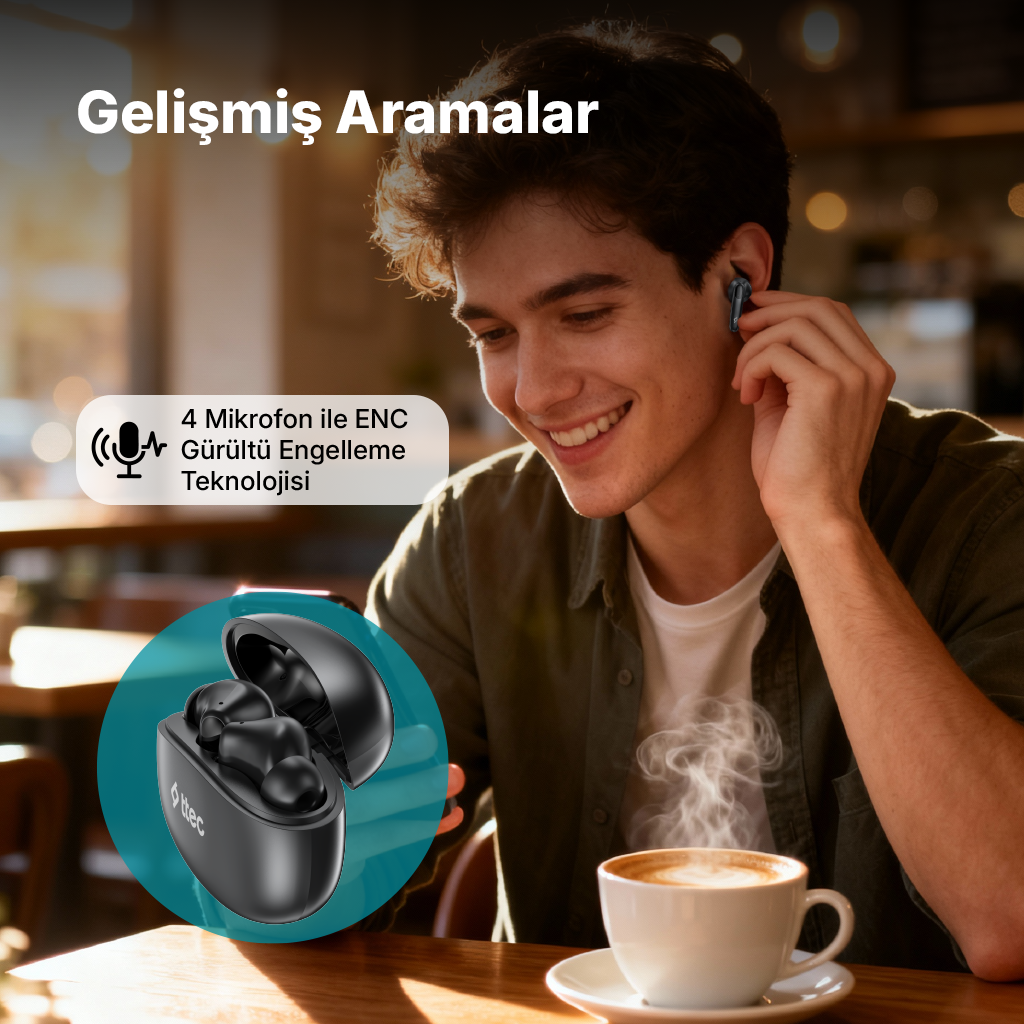 Bir adam kafede kulaklıkla, yanında kahve fincanı ve şarj kutusu.