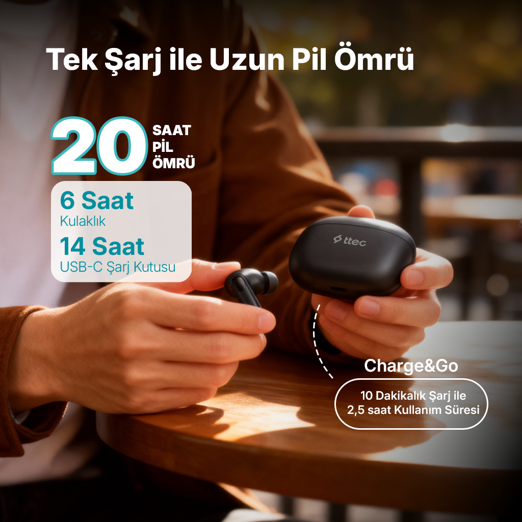 Erkek kablosuz kulaklık ve kılıf tutuyor. 20 saat pil ömrü.