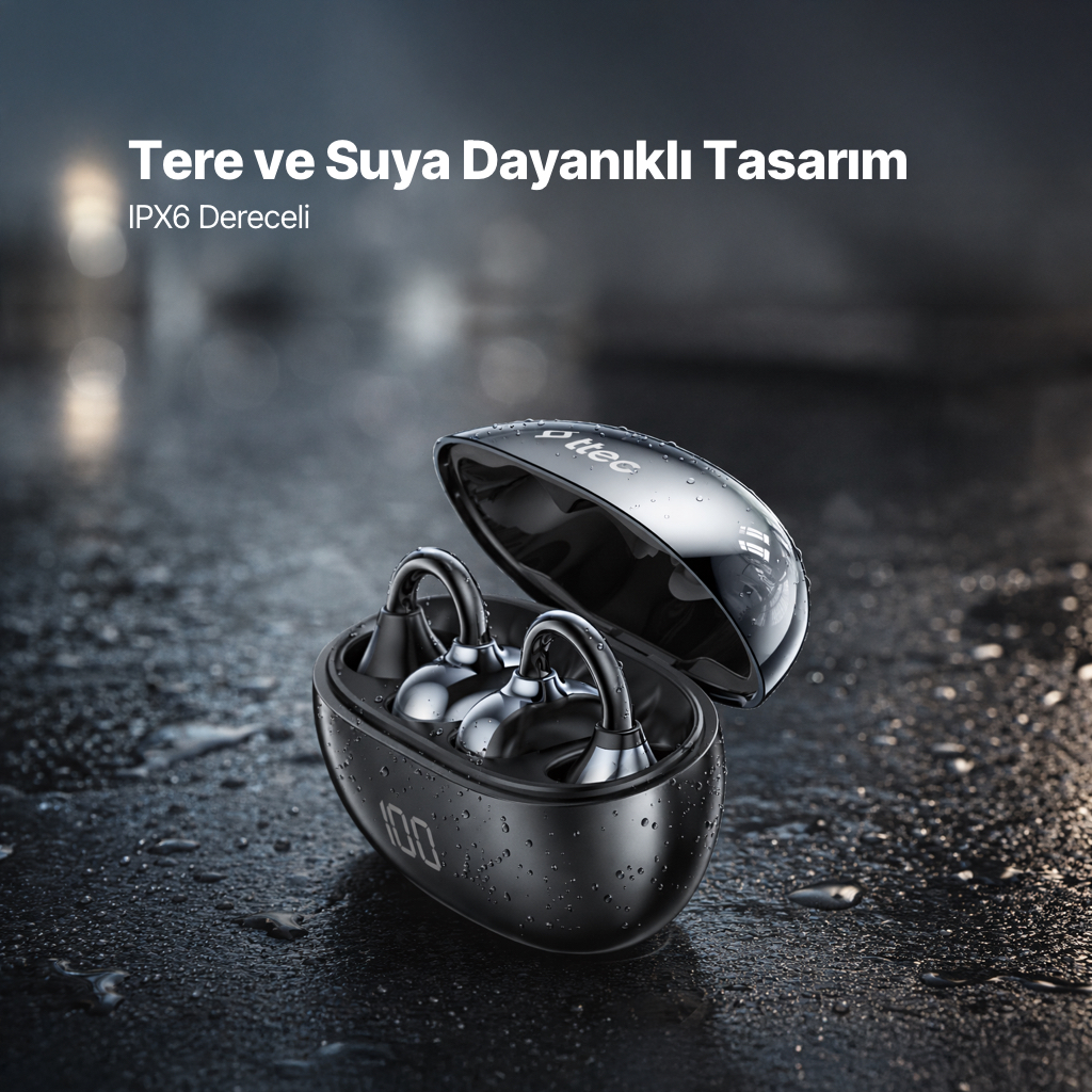 Islak yüzeyde su damlaları olan açık şarj kutusunda siyah kablosuz kulaklıklar.