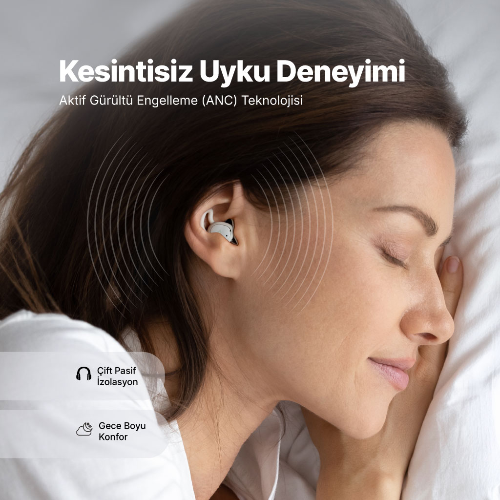 Bir kadın kulağında gürültü önleyici kulaklıklarla uyuyor.
