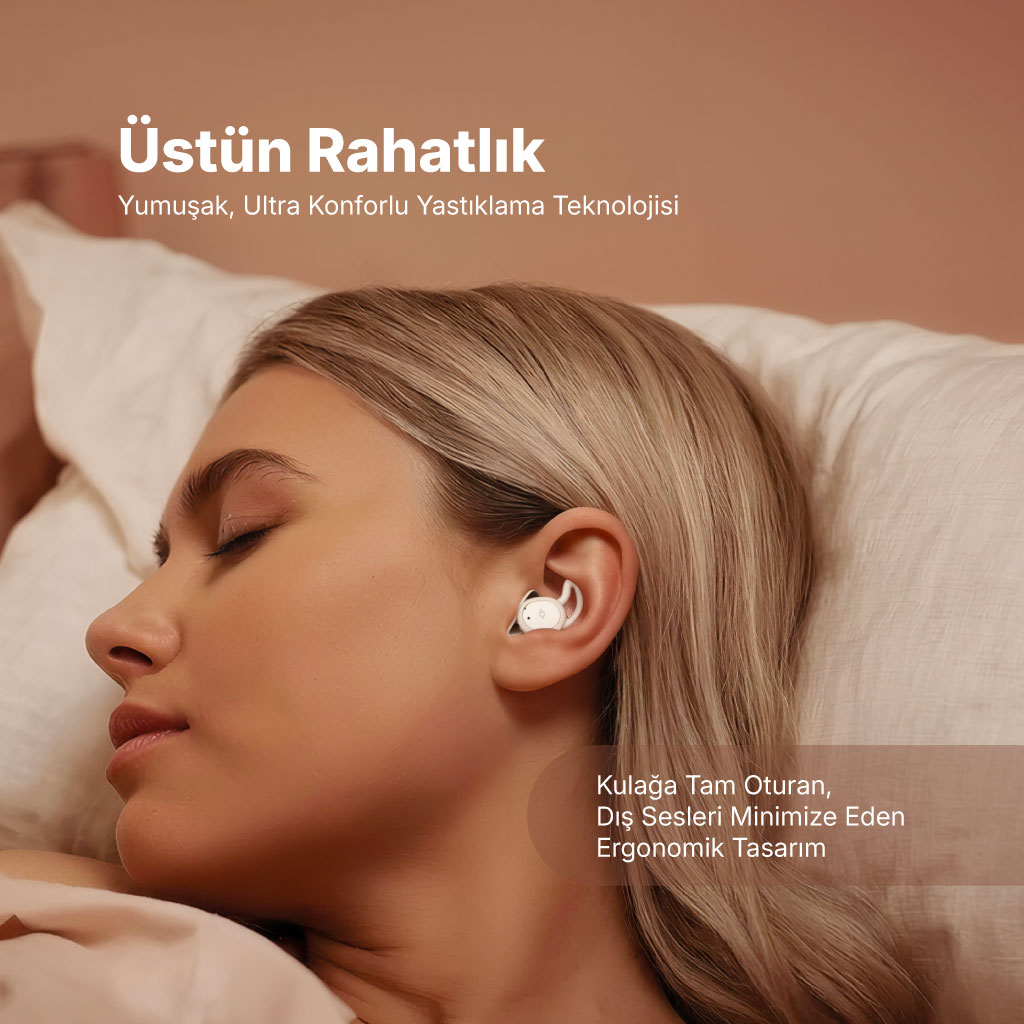 Kadın, konfor ve gürültü azaltma için tasarlanmış beyaz kulaklıklarla uyuyor.