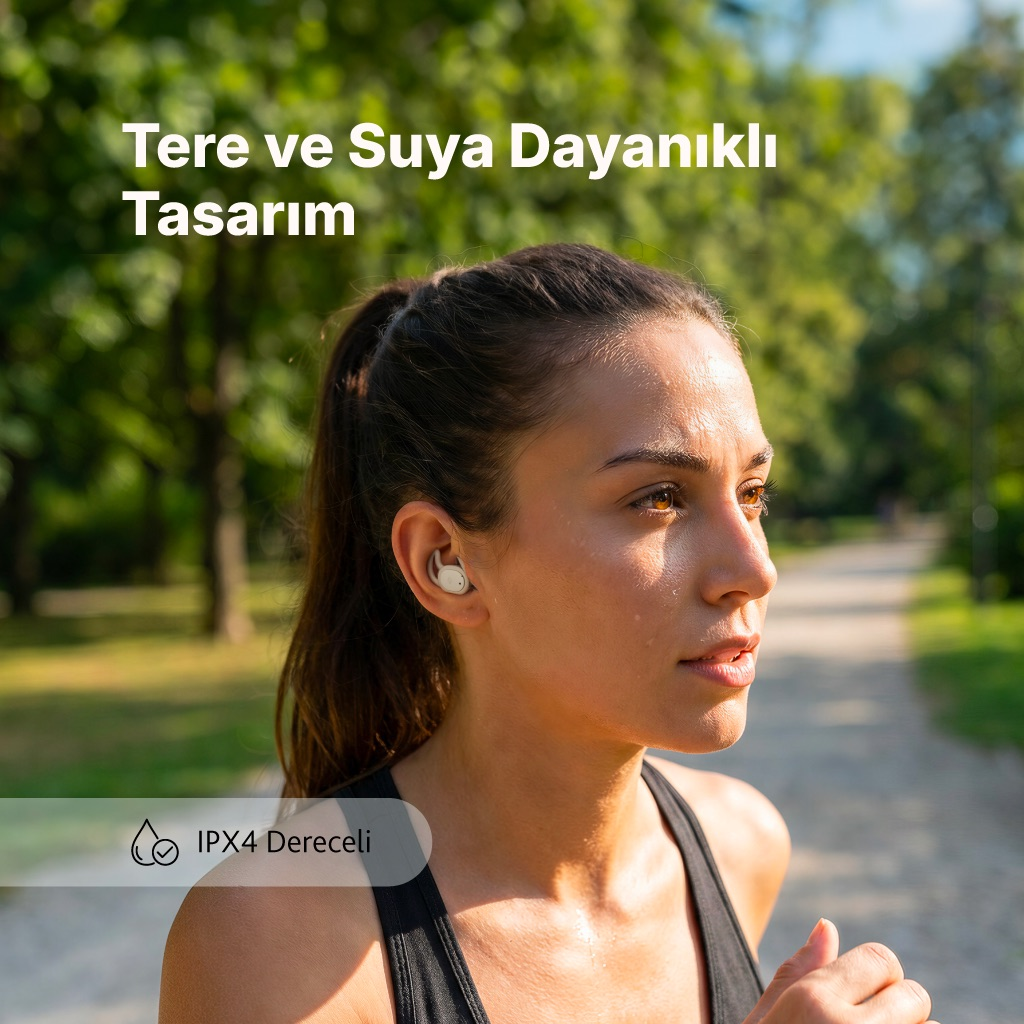 Kulaklıklı bir kadın, yüzünde terle dışarıda koşuyor.