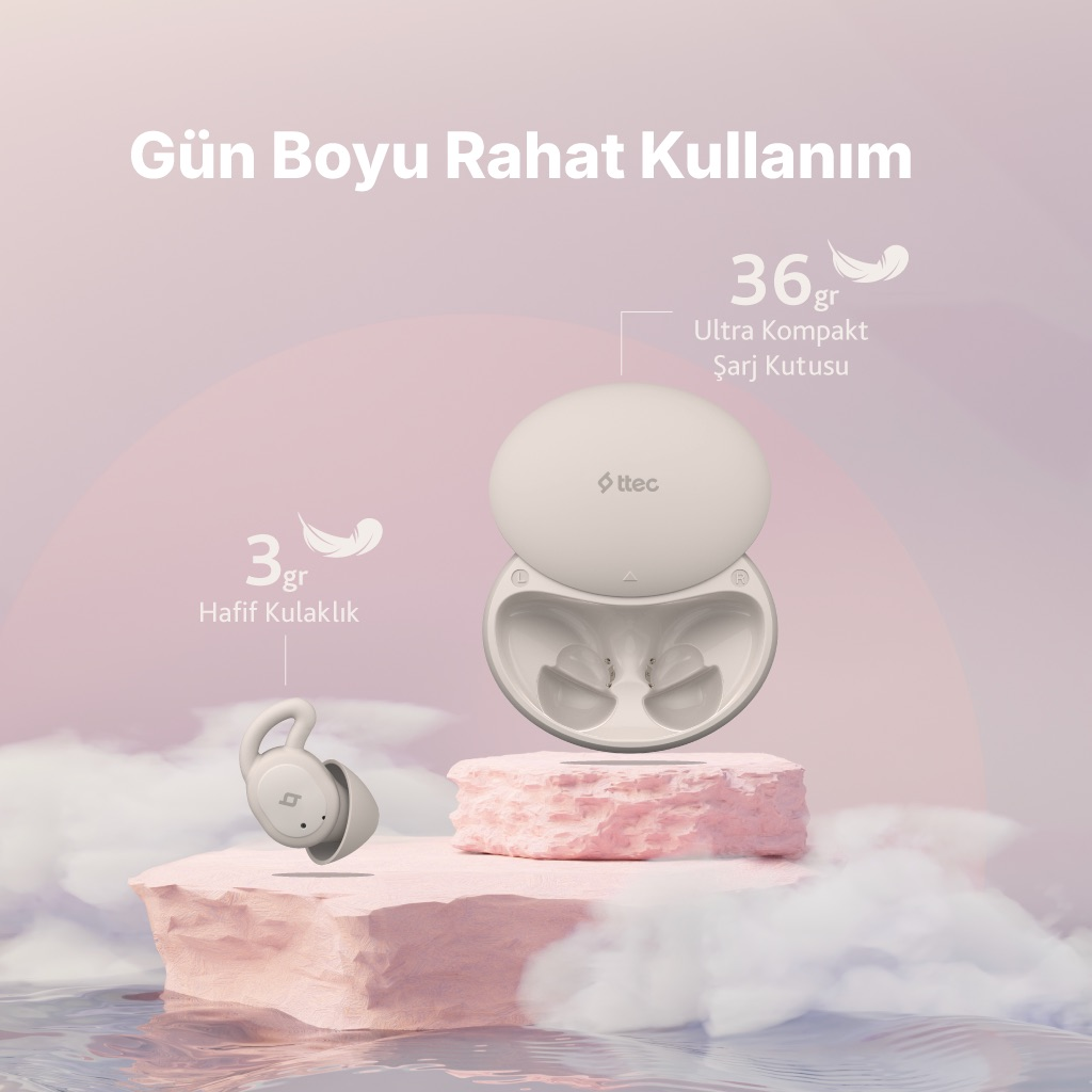 Hafif TWS kulaklık ve şarj kutusu, bulutlar ve su üzerinde pembe platformlarda.