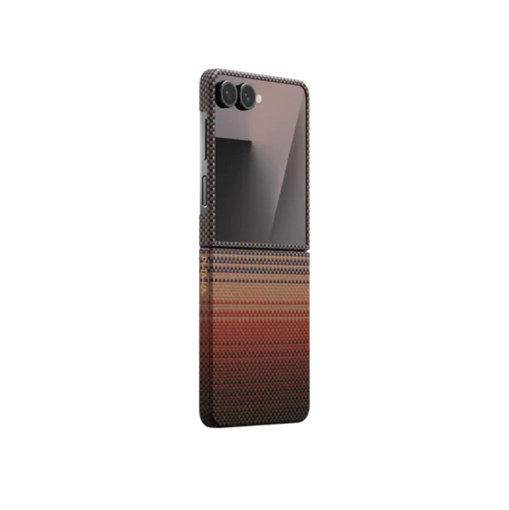 Zamknięty telefon klapkowy z podwójnym aparatem i wzorzystą obudową.