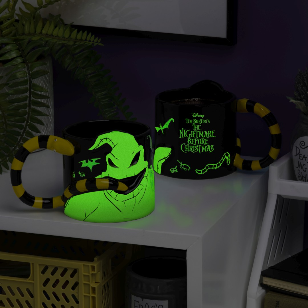 Dwa kubki świecące w ciemności z twarzą Oogie Boogie i logo "Miasteczko Halloween".