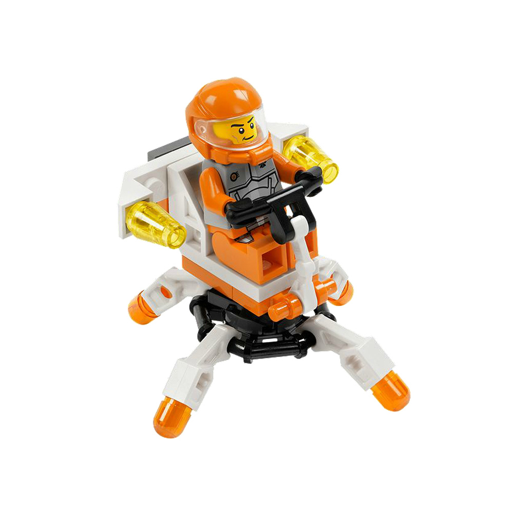 Una figura Lego in tuta spaziale arancione cavalca un piccolo veicolo bianco e nero a quattro zampe.