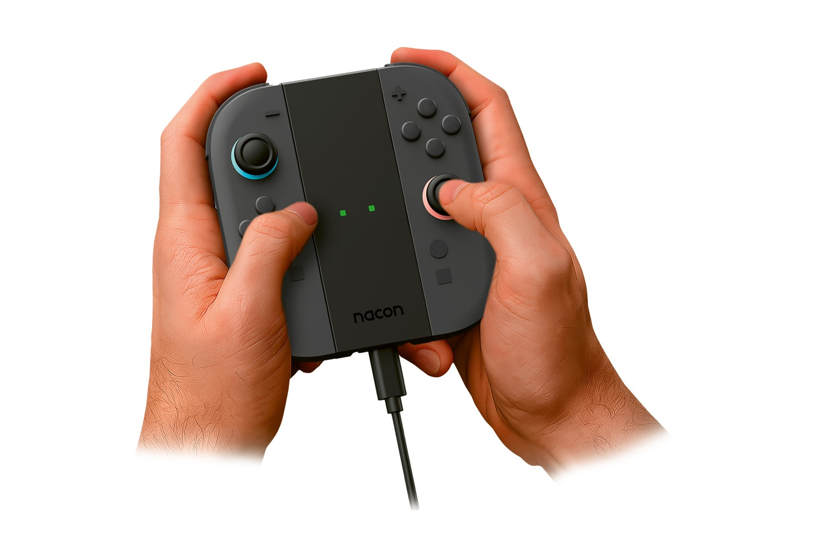 Mani tengono un controller Nacon grigio collegato da un cavo nero.