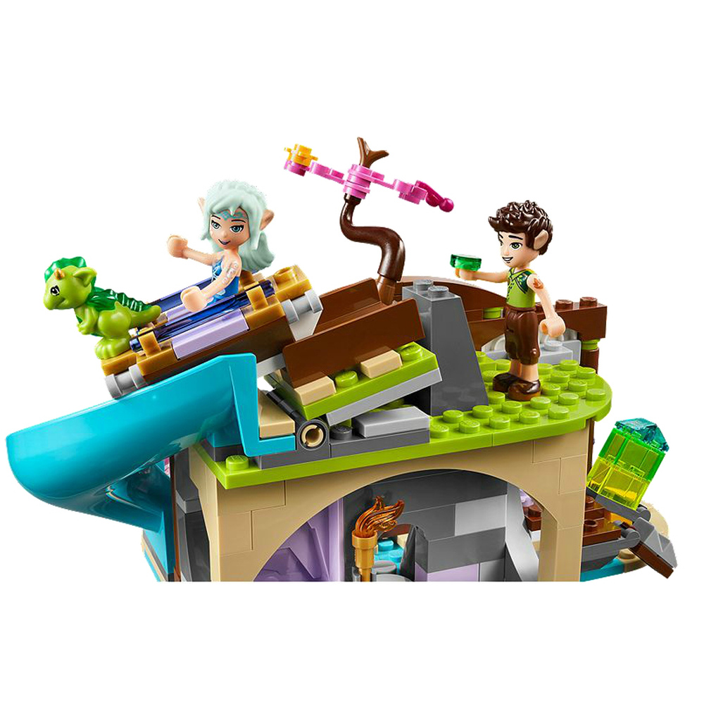 Due figure su un castello Lego colorato con scivolo e drago.