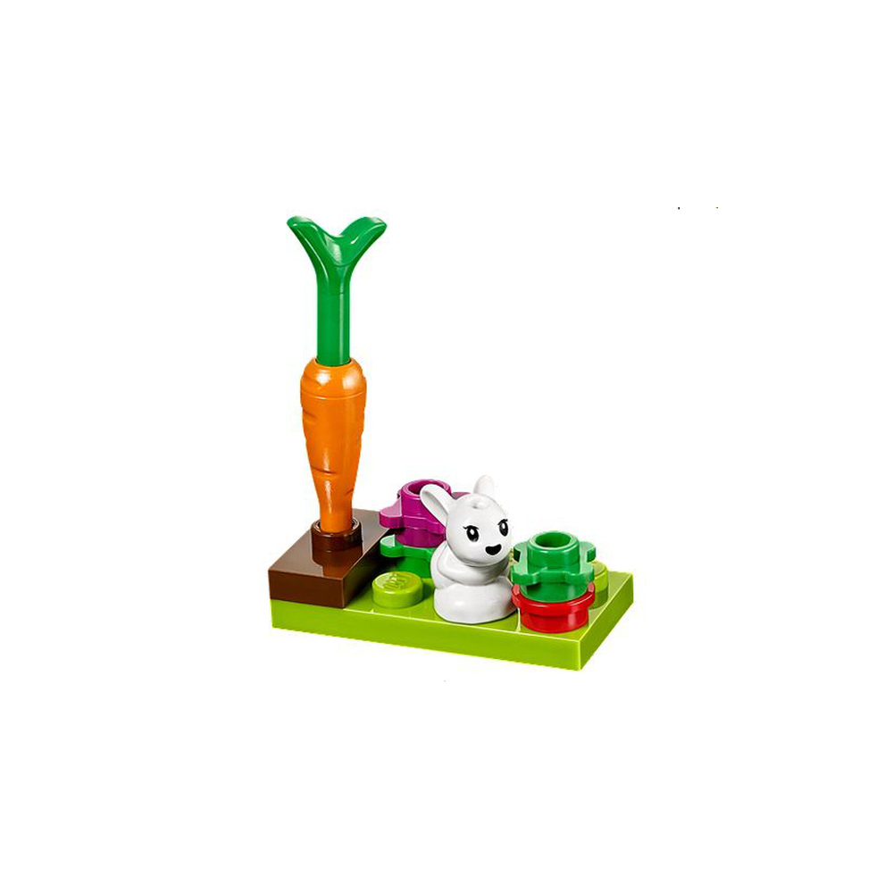Una carota Lego, un coniglio e piante su una base verde.