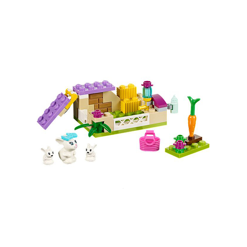 Fienile Lego con conigli, carota e cesto. Rampa viola porta a balle di fieno gialle.