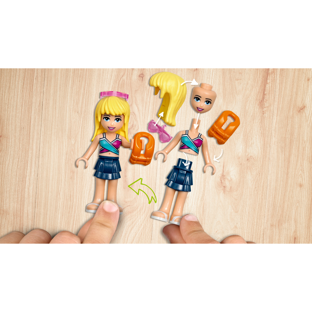 Due figure Lego, una assemblata, l'altra smontata, con accessori su legno.